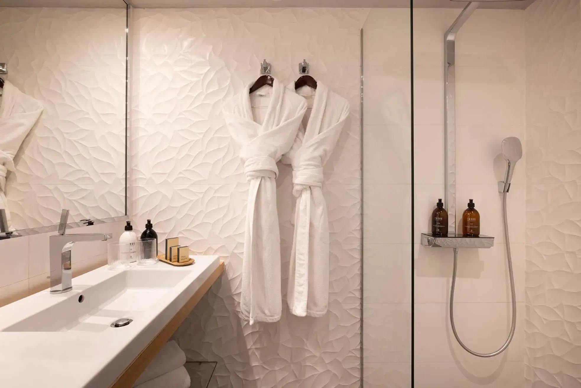Shower, Bathroom in Hotel Chavanel
