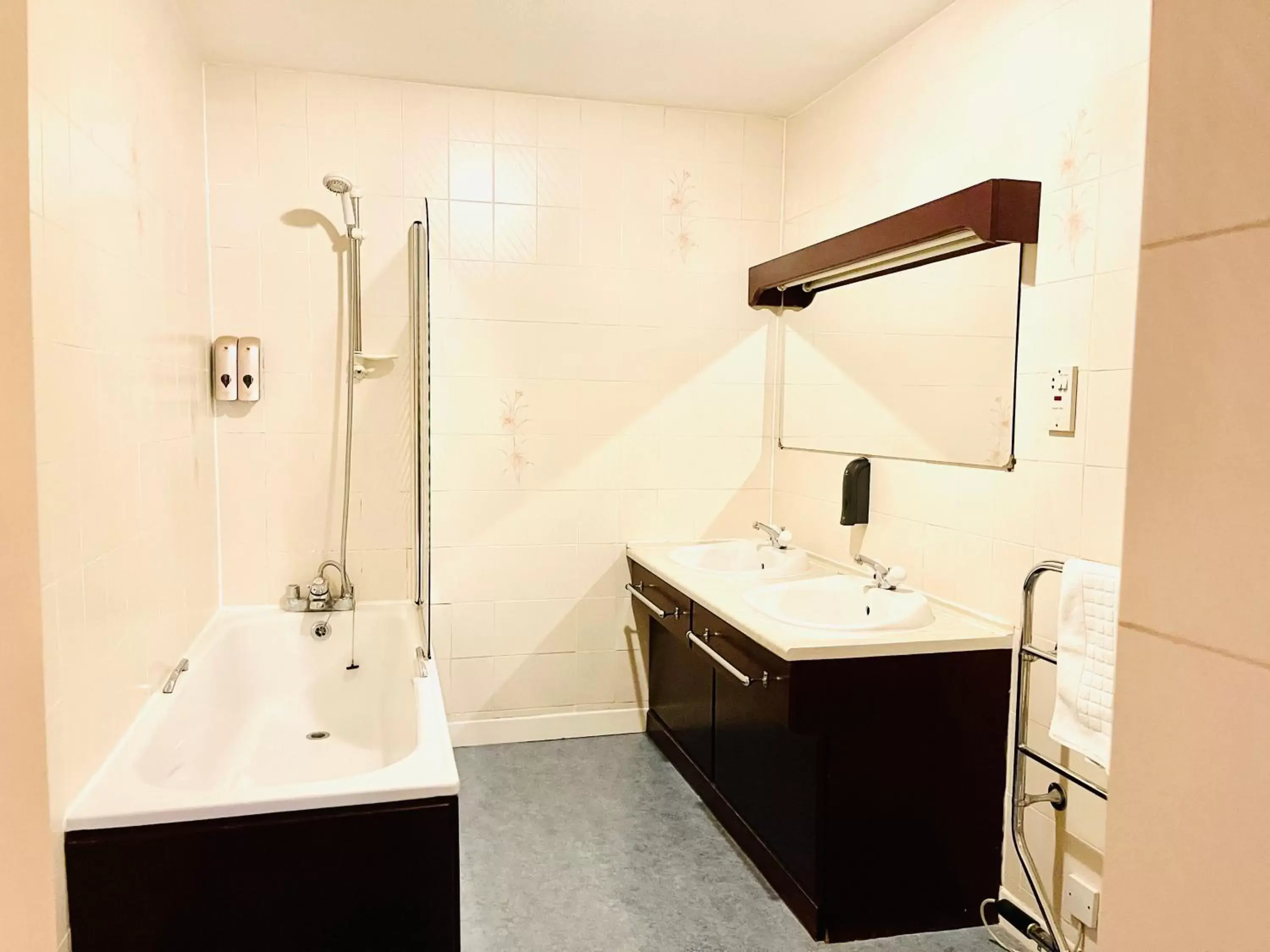 Bathroom in The Lovat Hotel