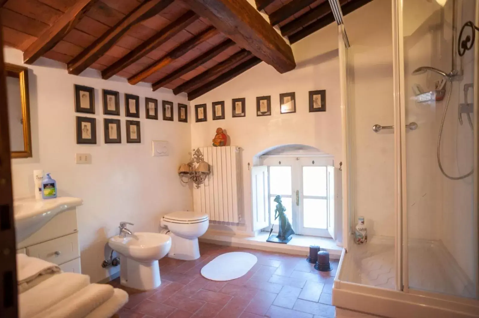 Bathroom in Villa Marinsky Pietrasanta