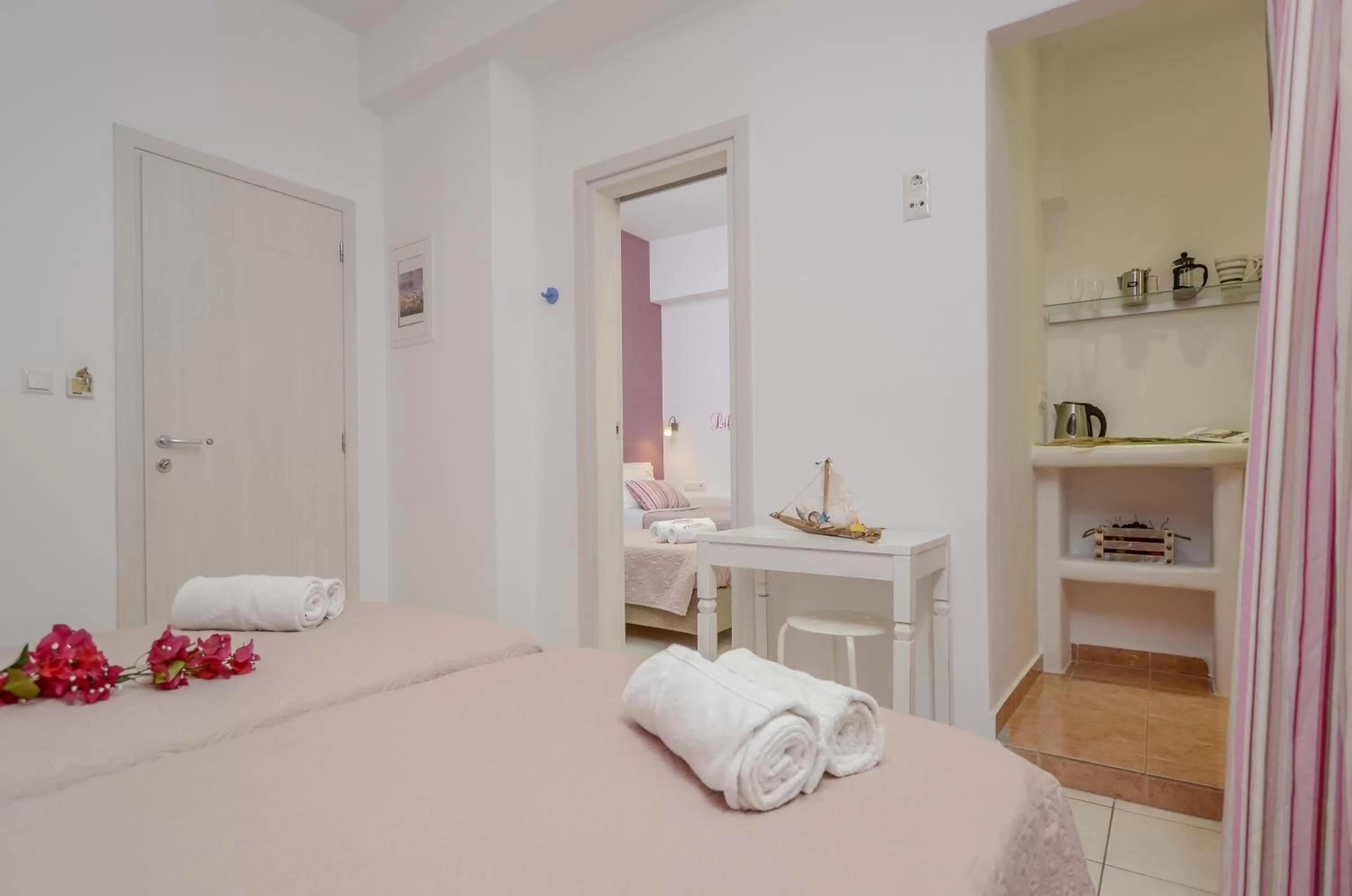 Kitchen or kitchenette, Bed in Panormos Hotel and Studios