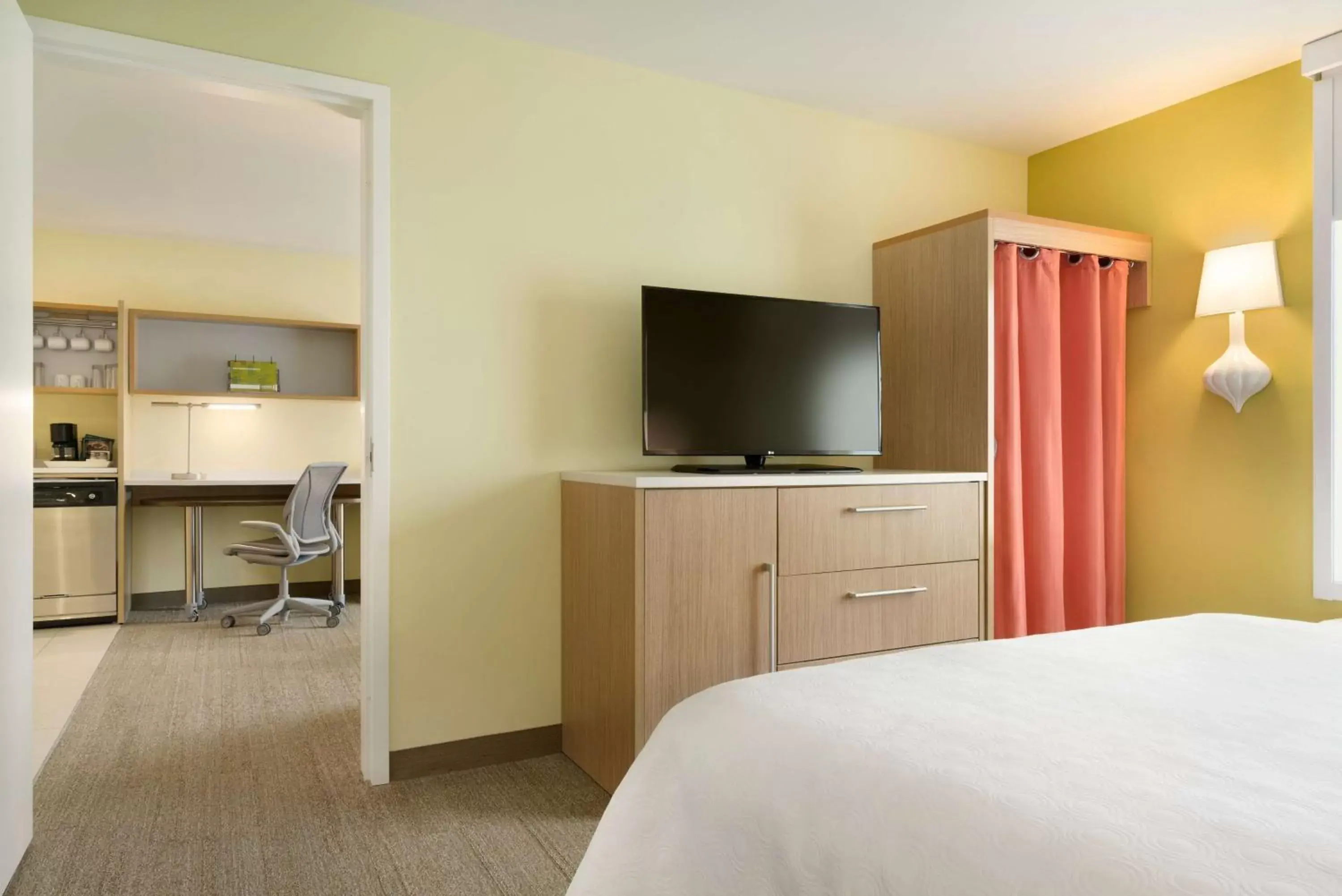 Bedroom, TV/Entertainment Center in Home2 Suites By Hilton Baton Rouge