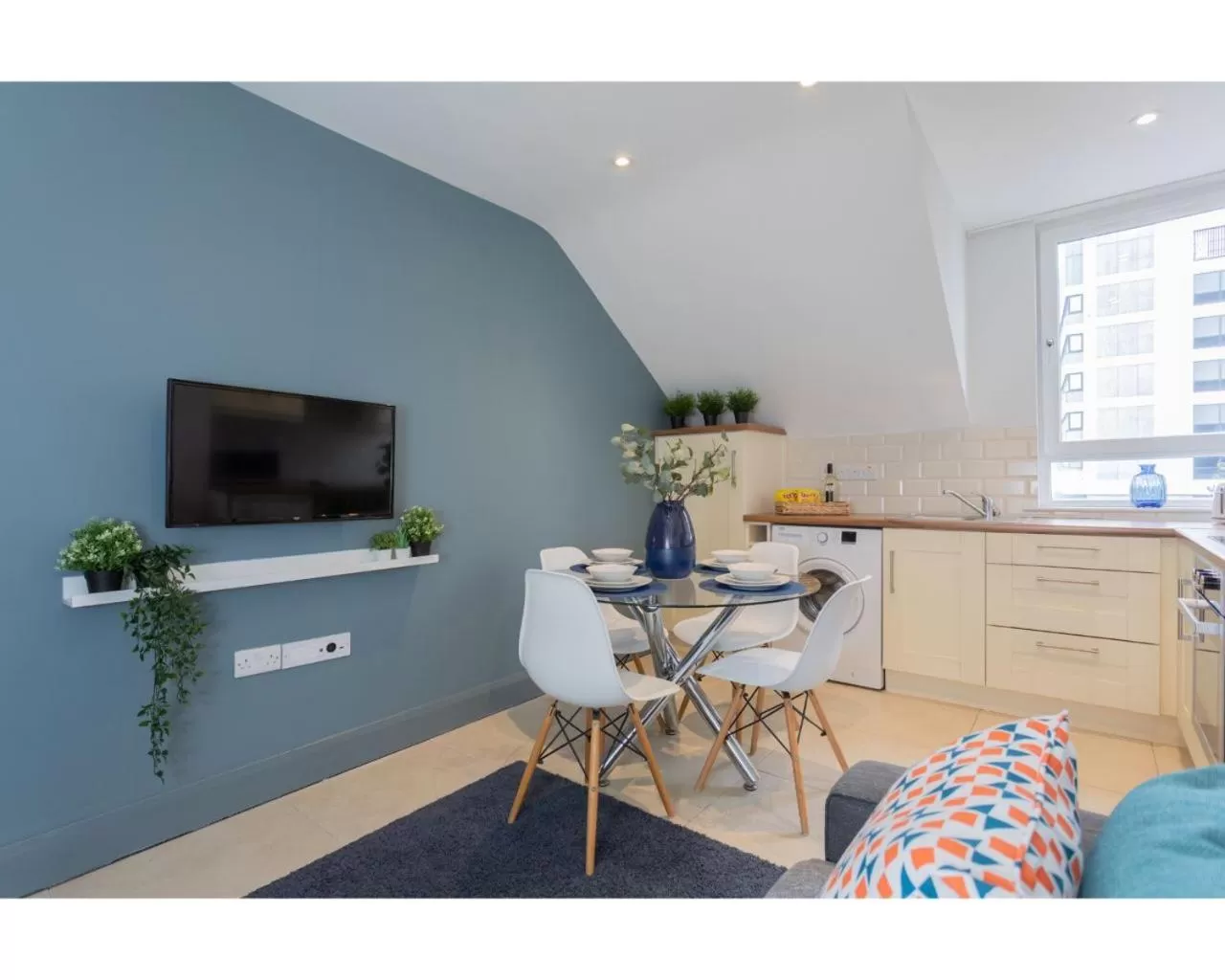 Living room, TV/Entertainment Center in Central Belfast Apartments Camden Street