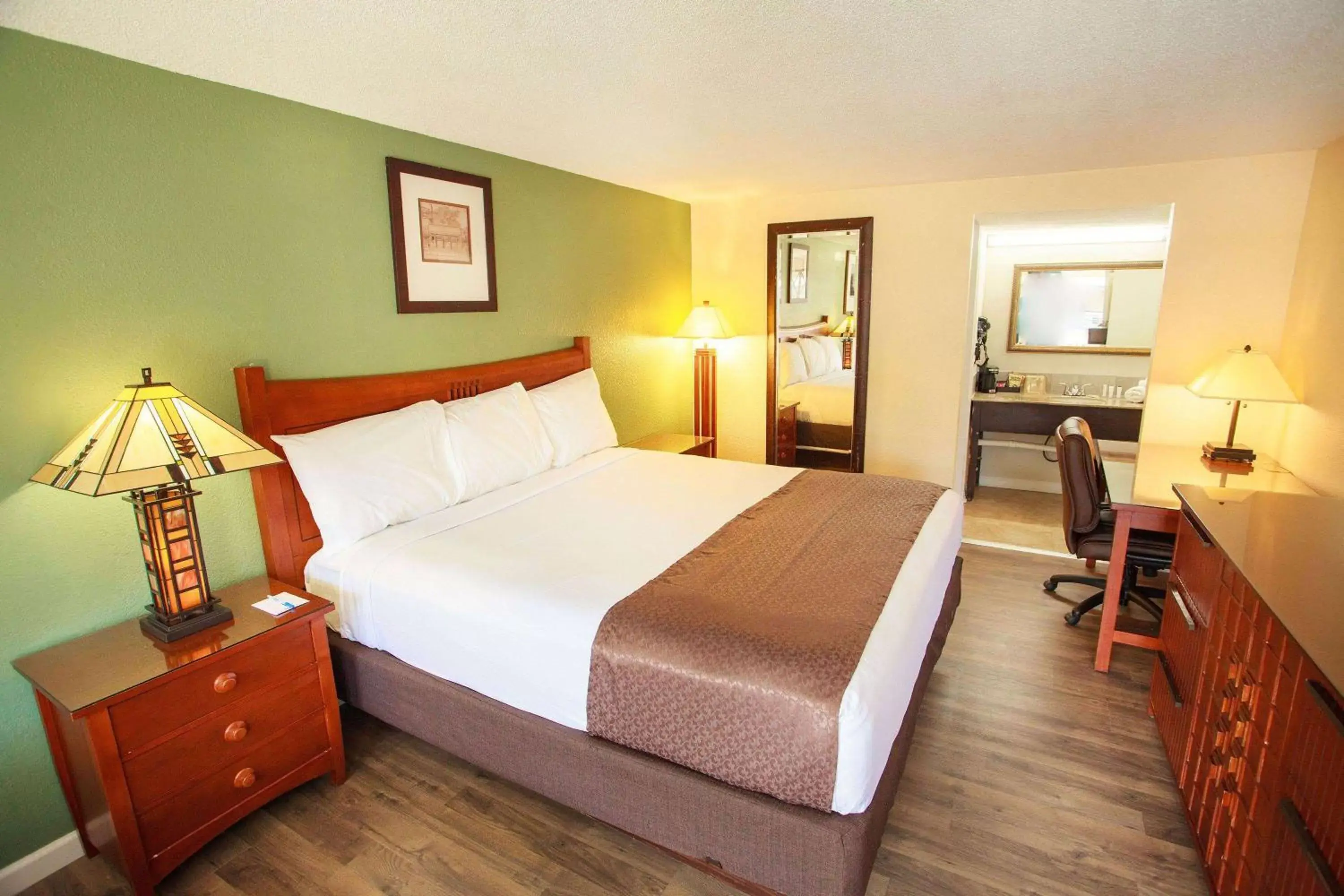 Photo of the whole room, Bed in Travelodge by Wyndham Macon West