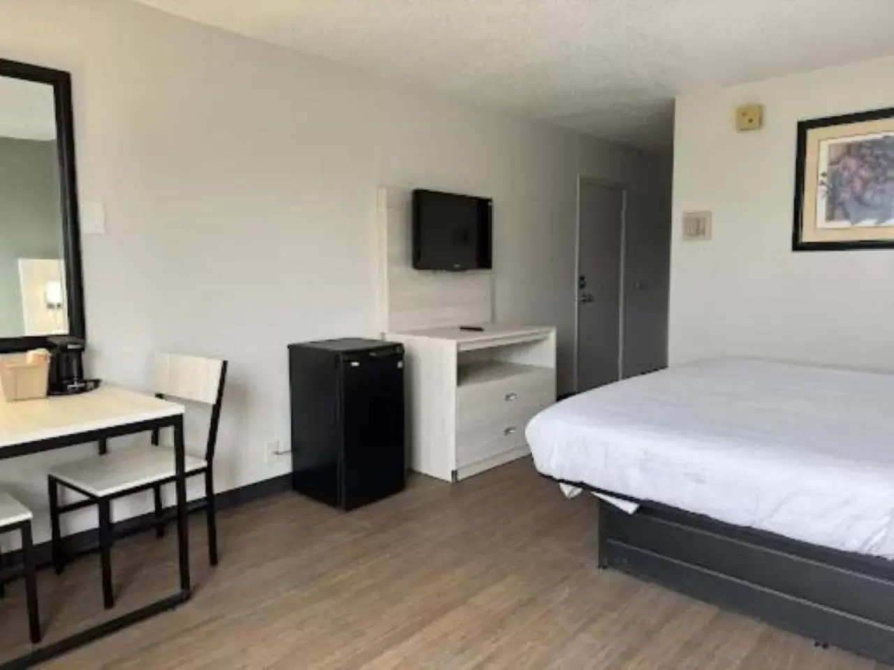 Photo of the whole room, TV/Entertainment Center in Quality Inn & Suites East Syracuse - Carrier Circle