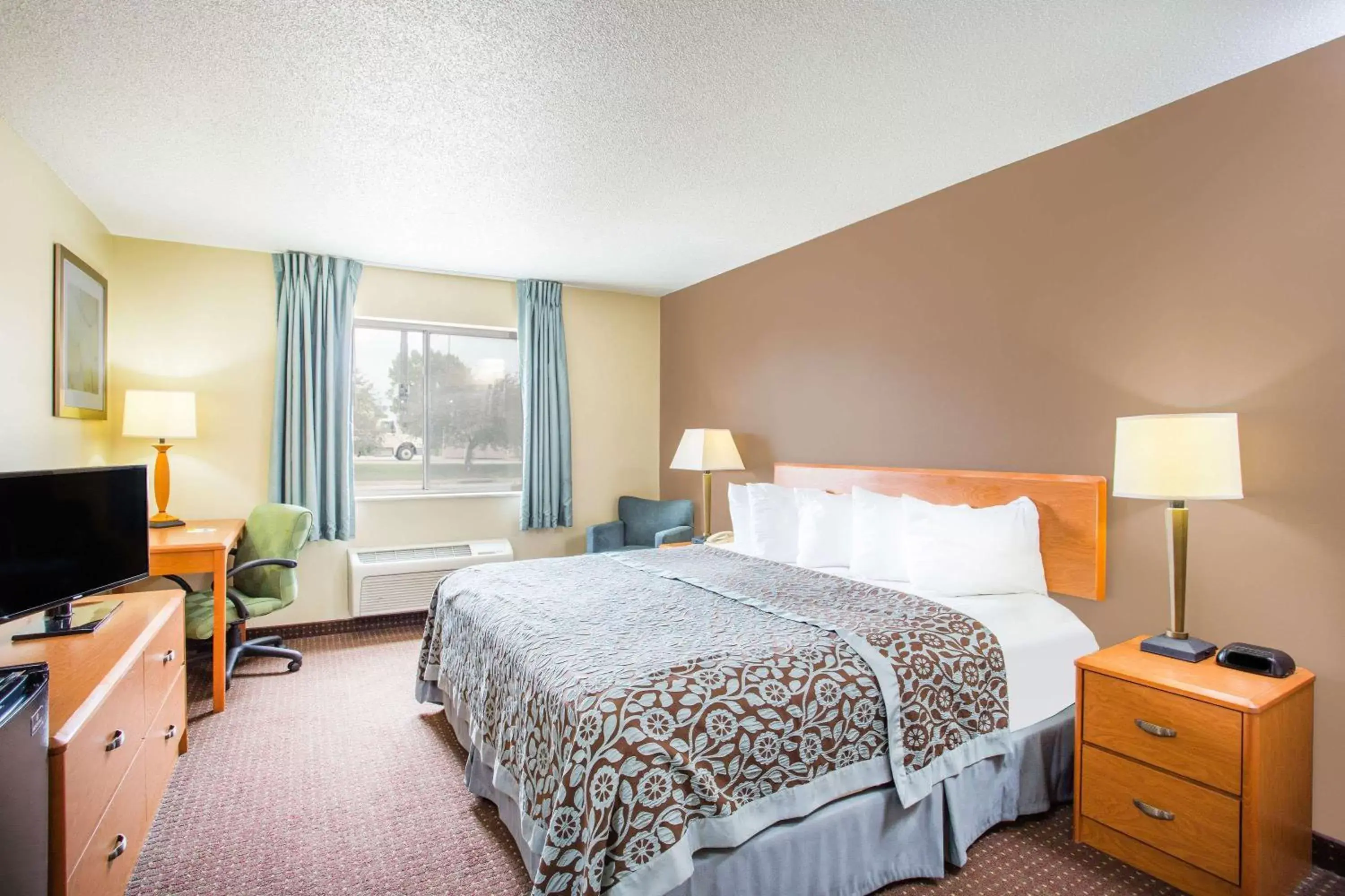 Photo of the whole room, Bed in Days Inn by Wyndham Evansdale Waterloo