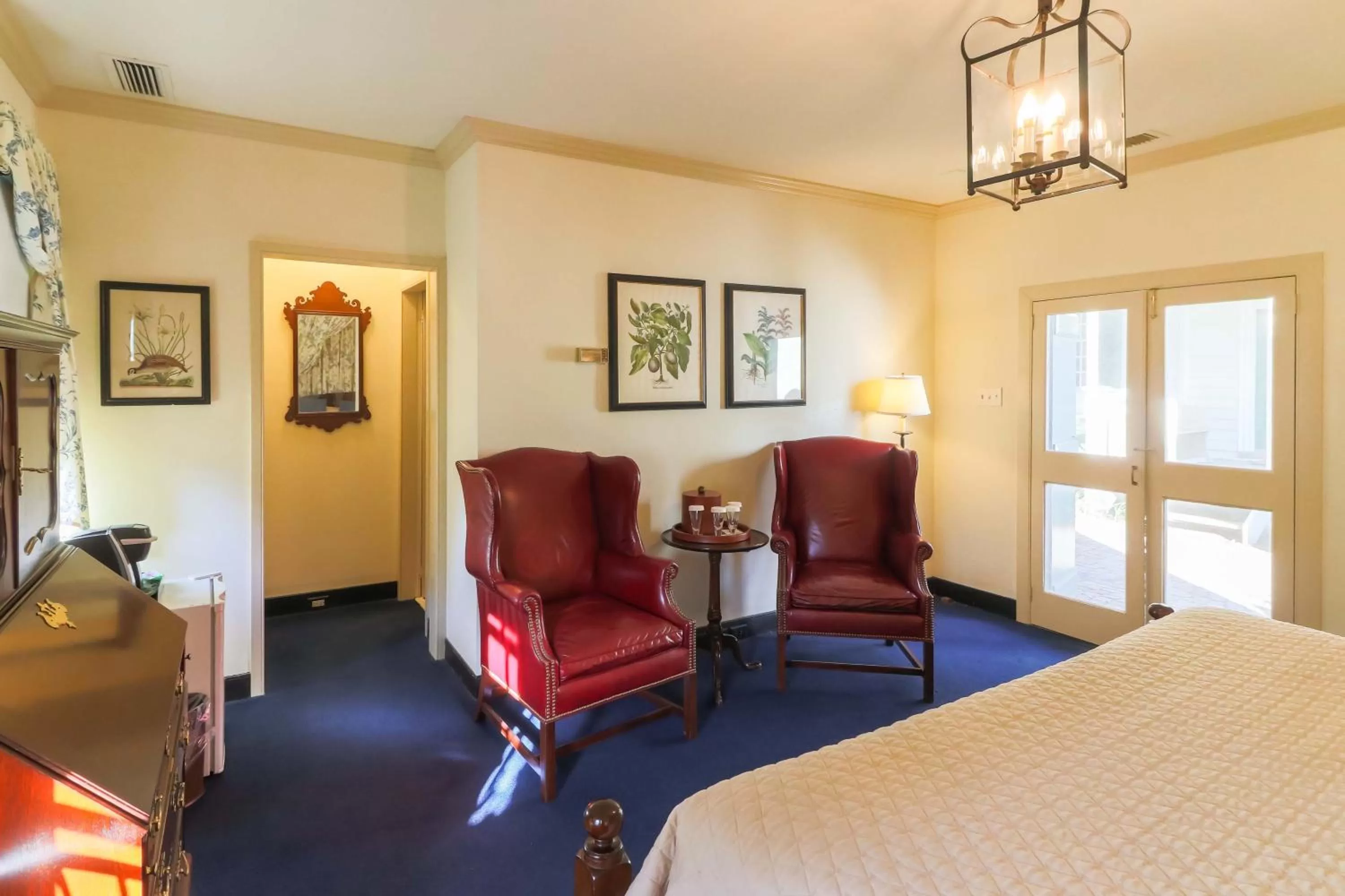 Seating area, Bed in Colonial Houses, an official Colonial Williamsburg Hotel