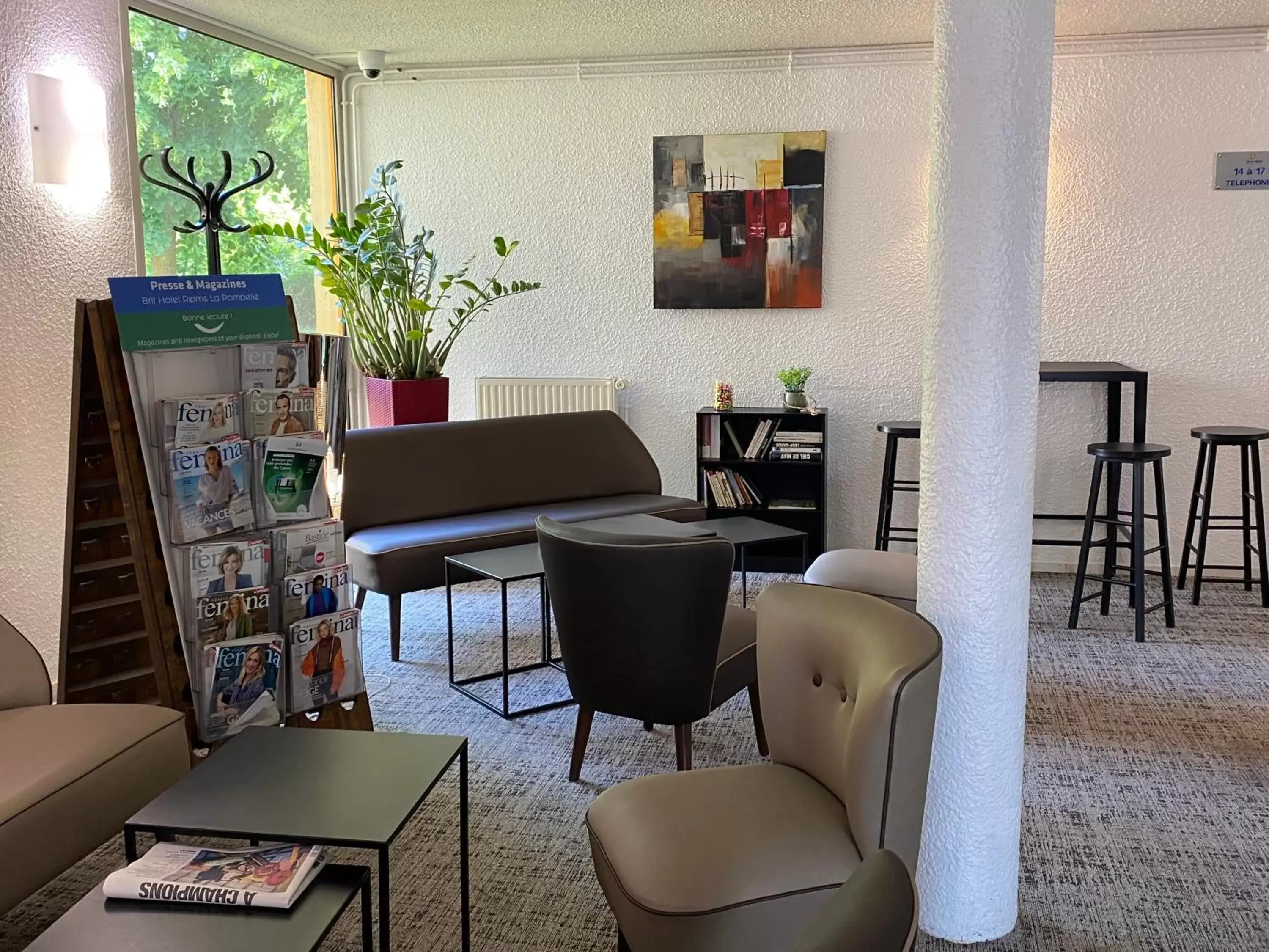 Living room, Lobby/Reception in Brit Hotel Reims La Pompelle