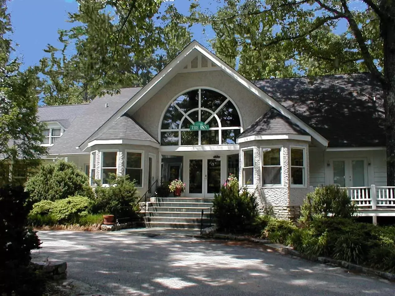 Facade/entrance, Property Building in Highland Lake Inn & Resort - Flat Rock