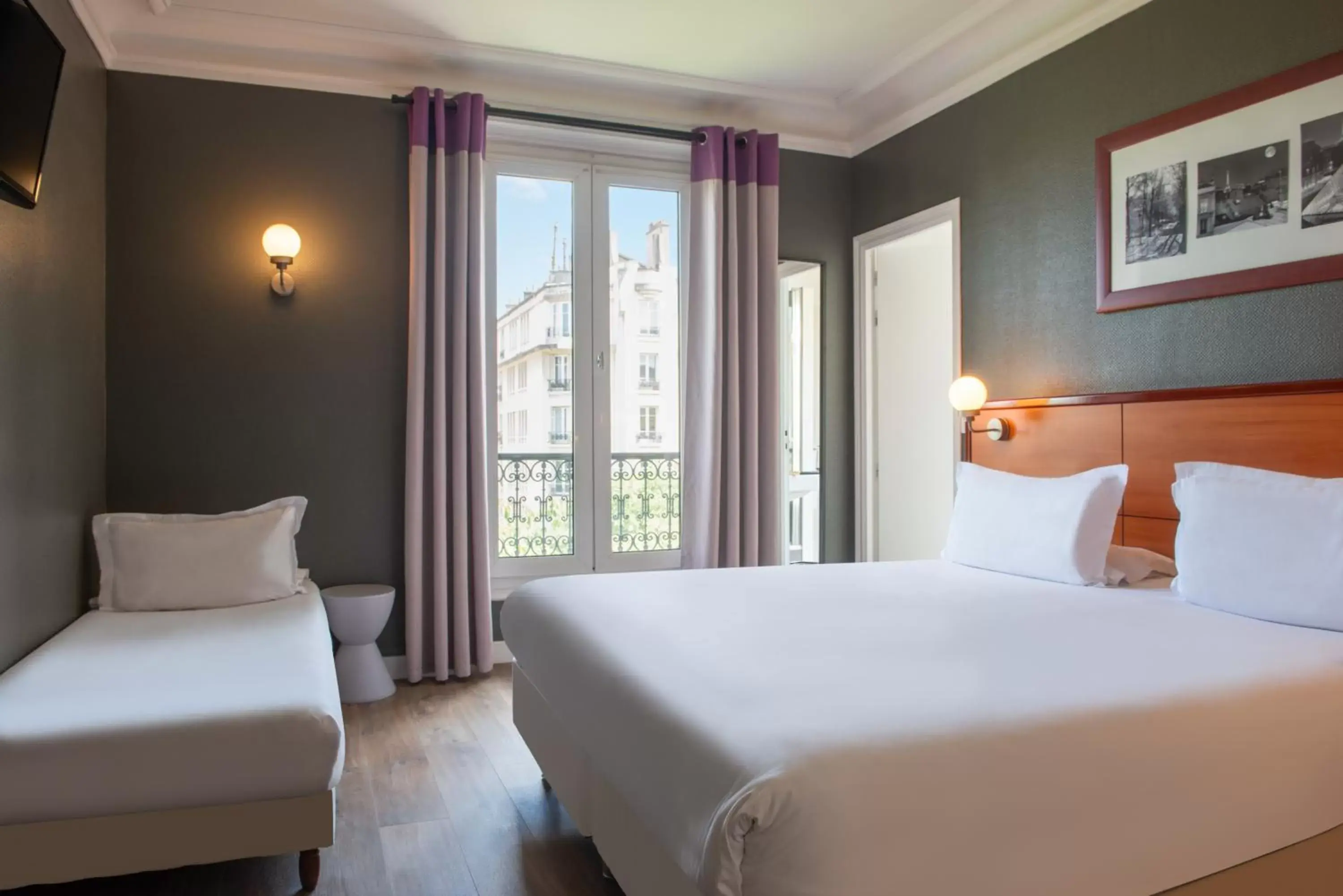 Photo of the whole room, Bed in Hôtel Coypel by Magna Arbor