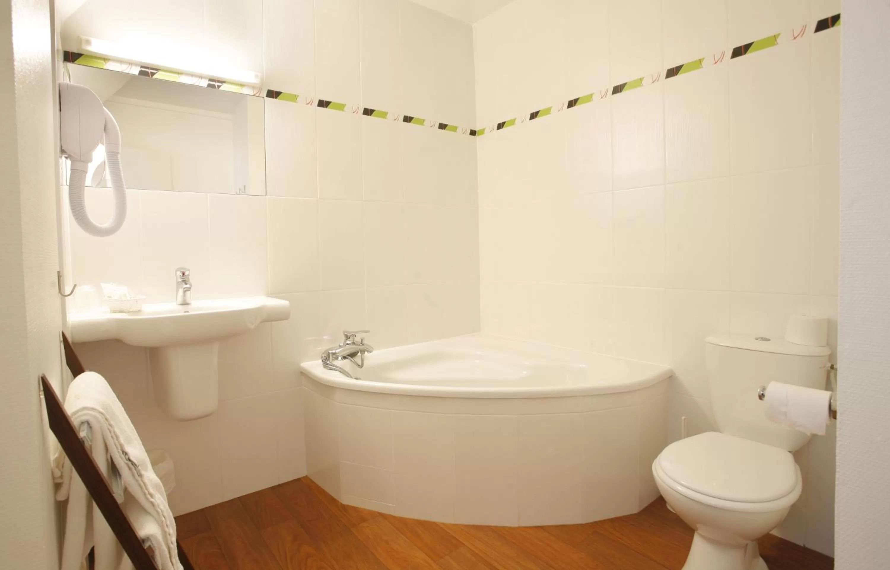 Bathroom in The Originals City, Hôtel du Château, Pontivy