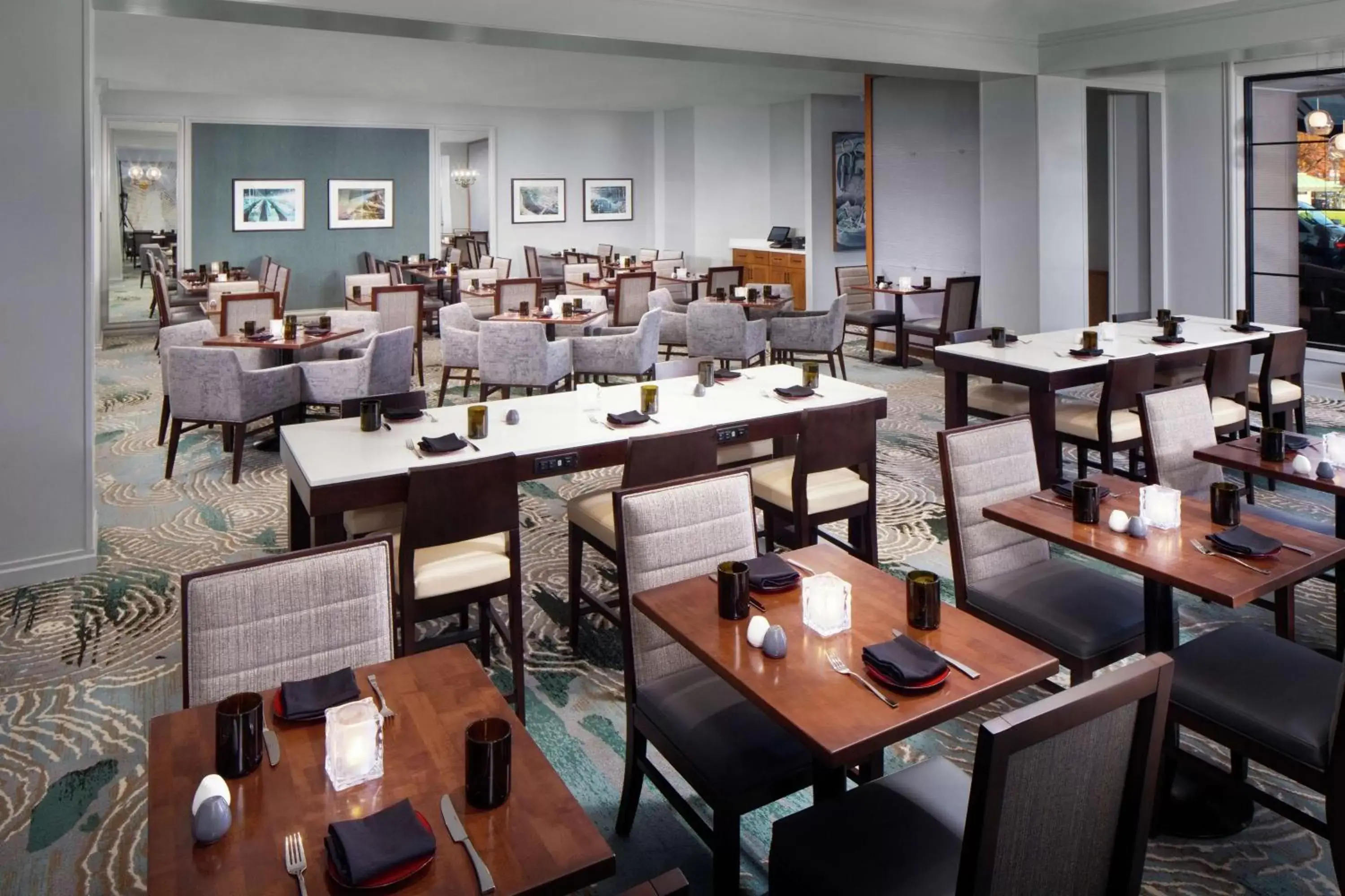 Lounge or bar, Restaurant/Places to Eat in DoubleTree by Hilton Manchester Downtown