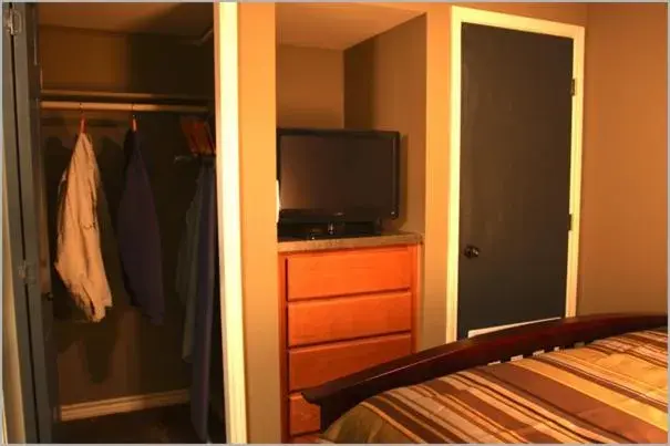 Bedroom, TV/Entertainment Center in Eagle's Den Suites in Three Rivers