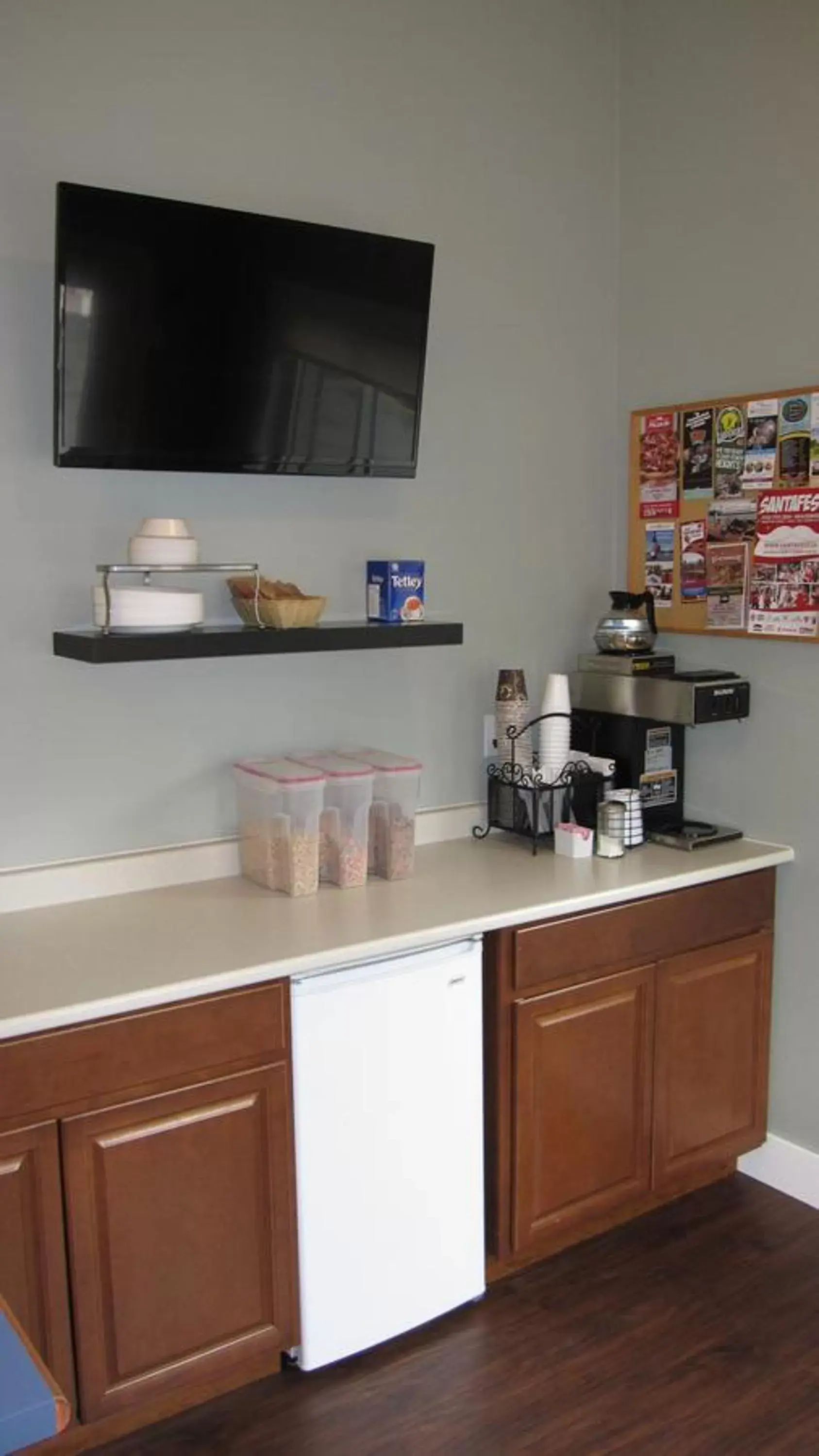 Continental breakfast, Kitchen/Kitchenette in Wellington Inn