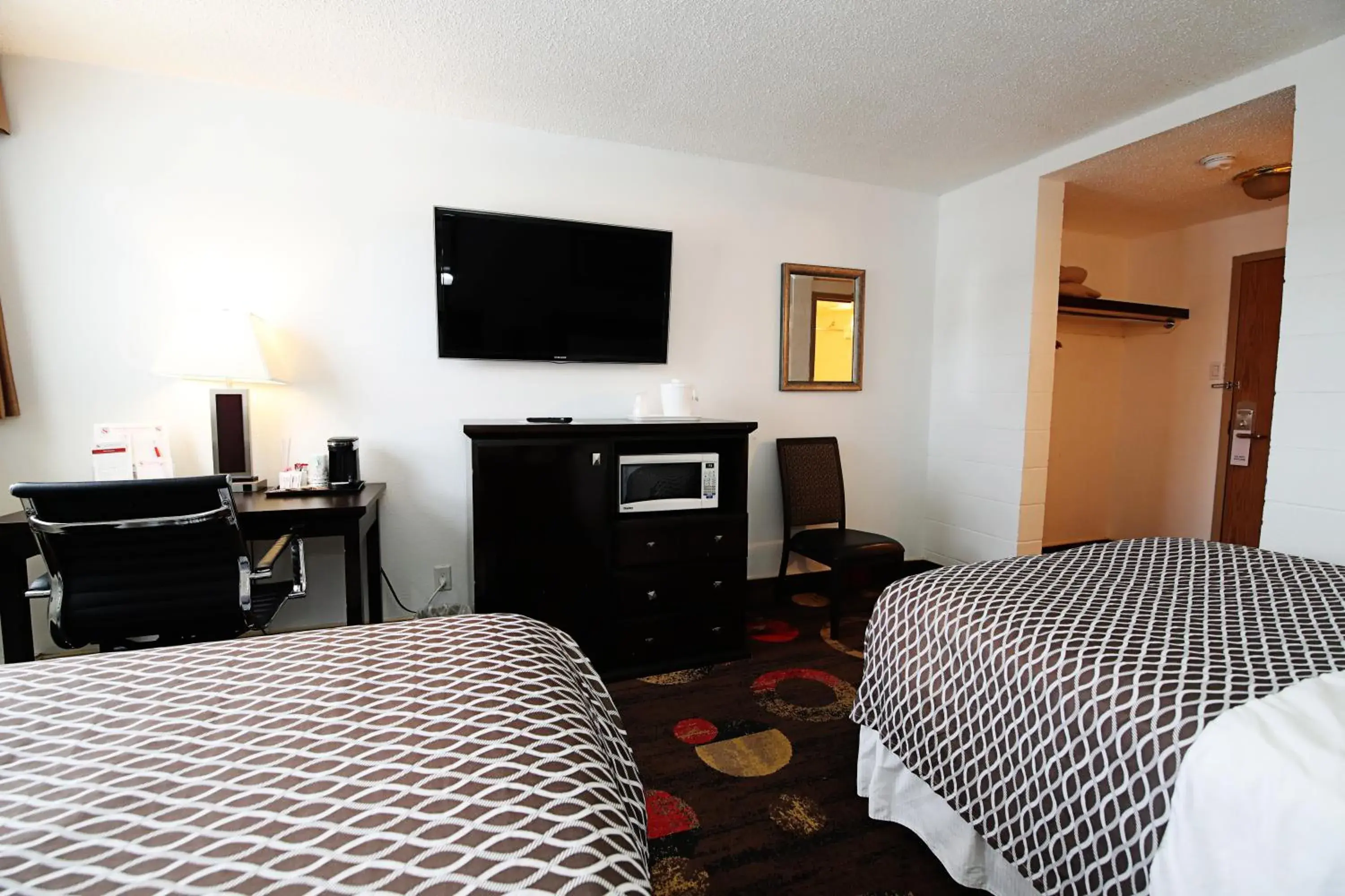 Photo of the whole room, TV/Entertainment Center in Stonebridge Hotel