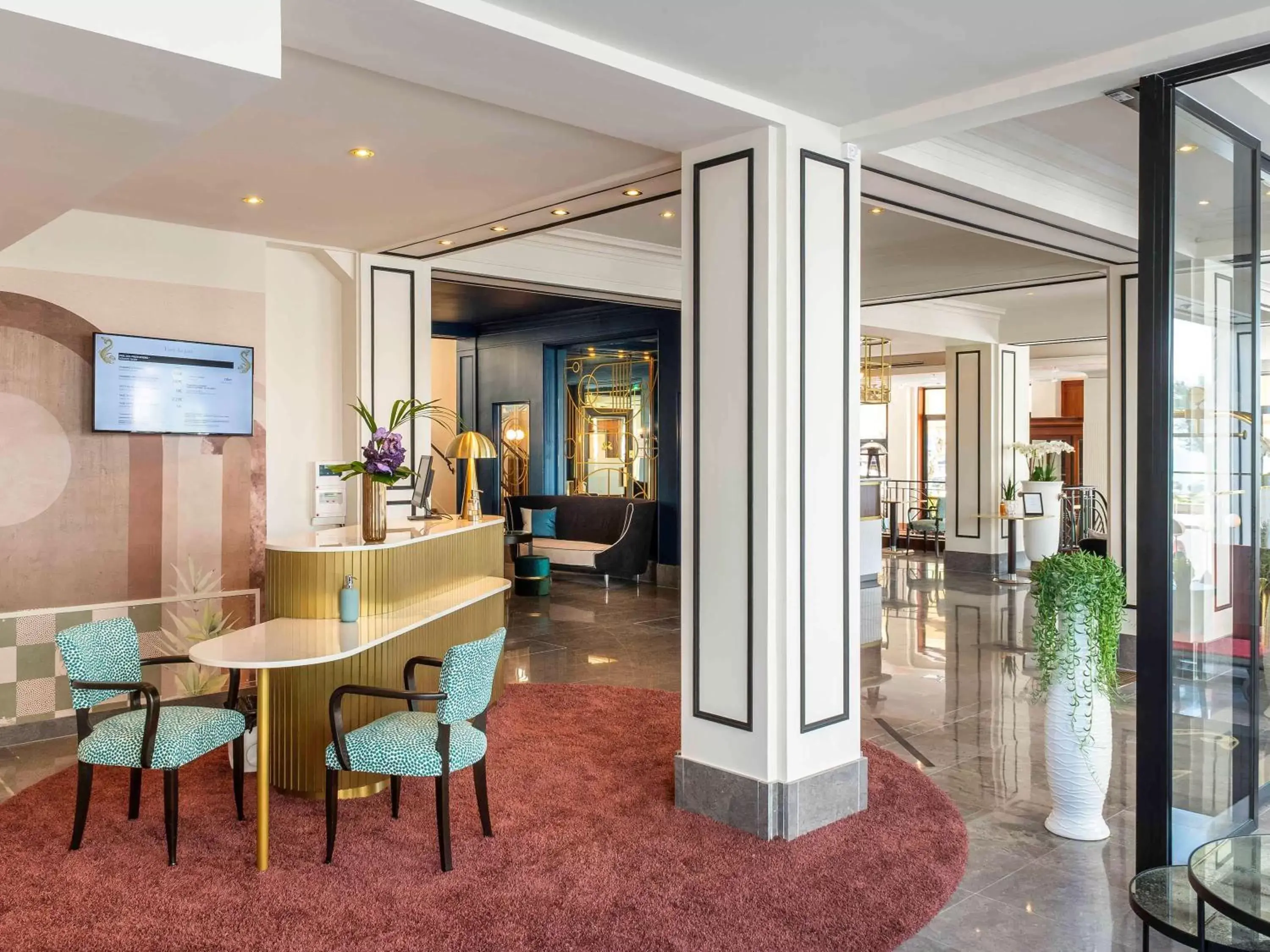 Property building, Lobby/Reception in Mercure Plaza Biarritz Centre