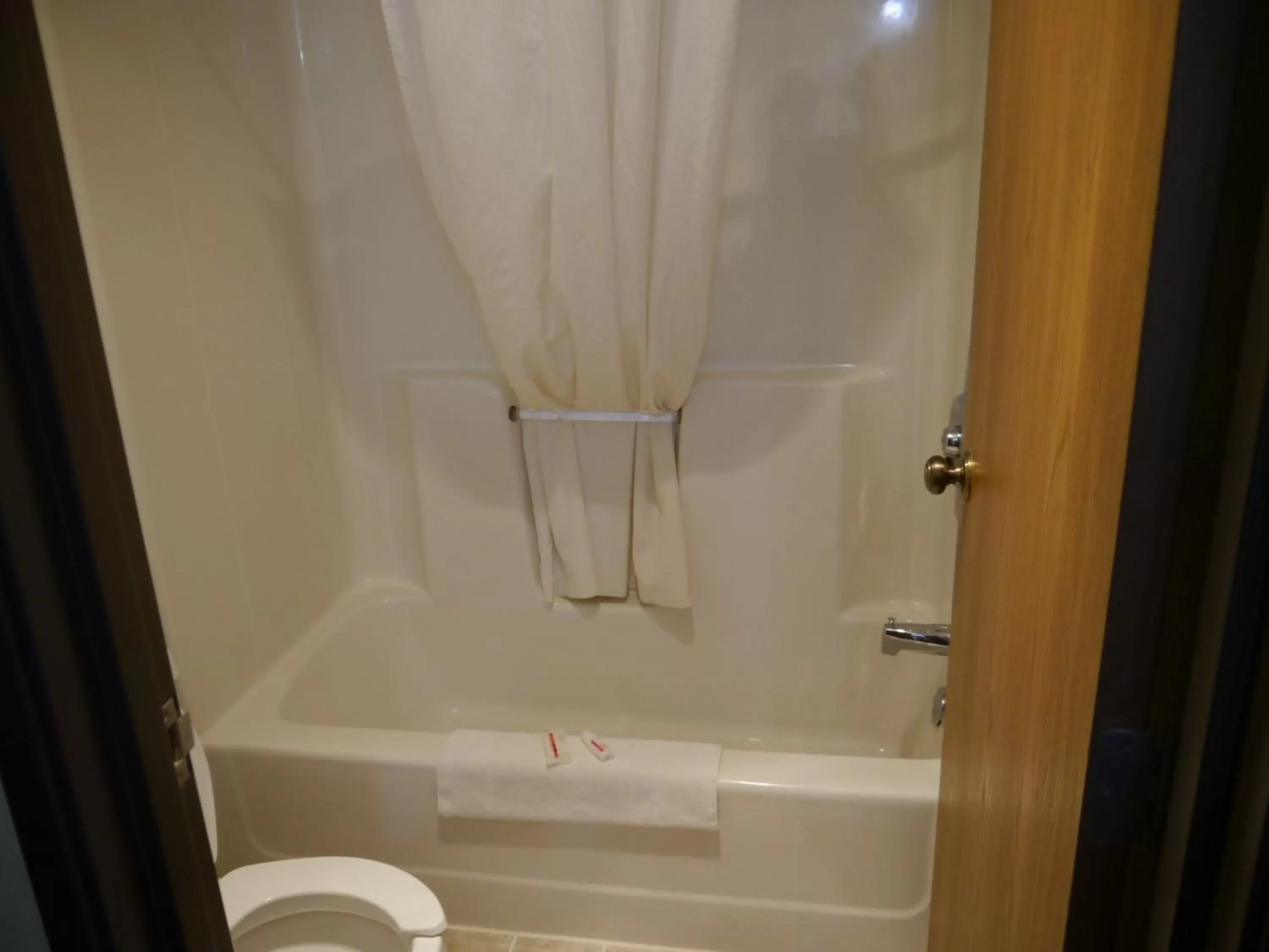 Hot Tub, Bathroom in Westwood Inn & Suites - Kimball