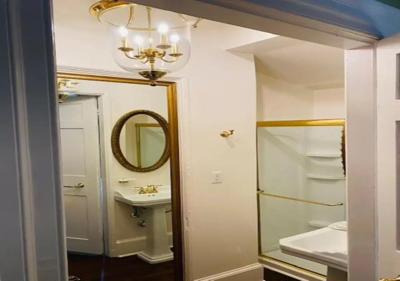 Bathroom in Linden - A Historic Bed and Breakfast