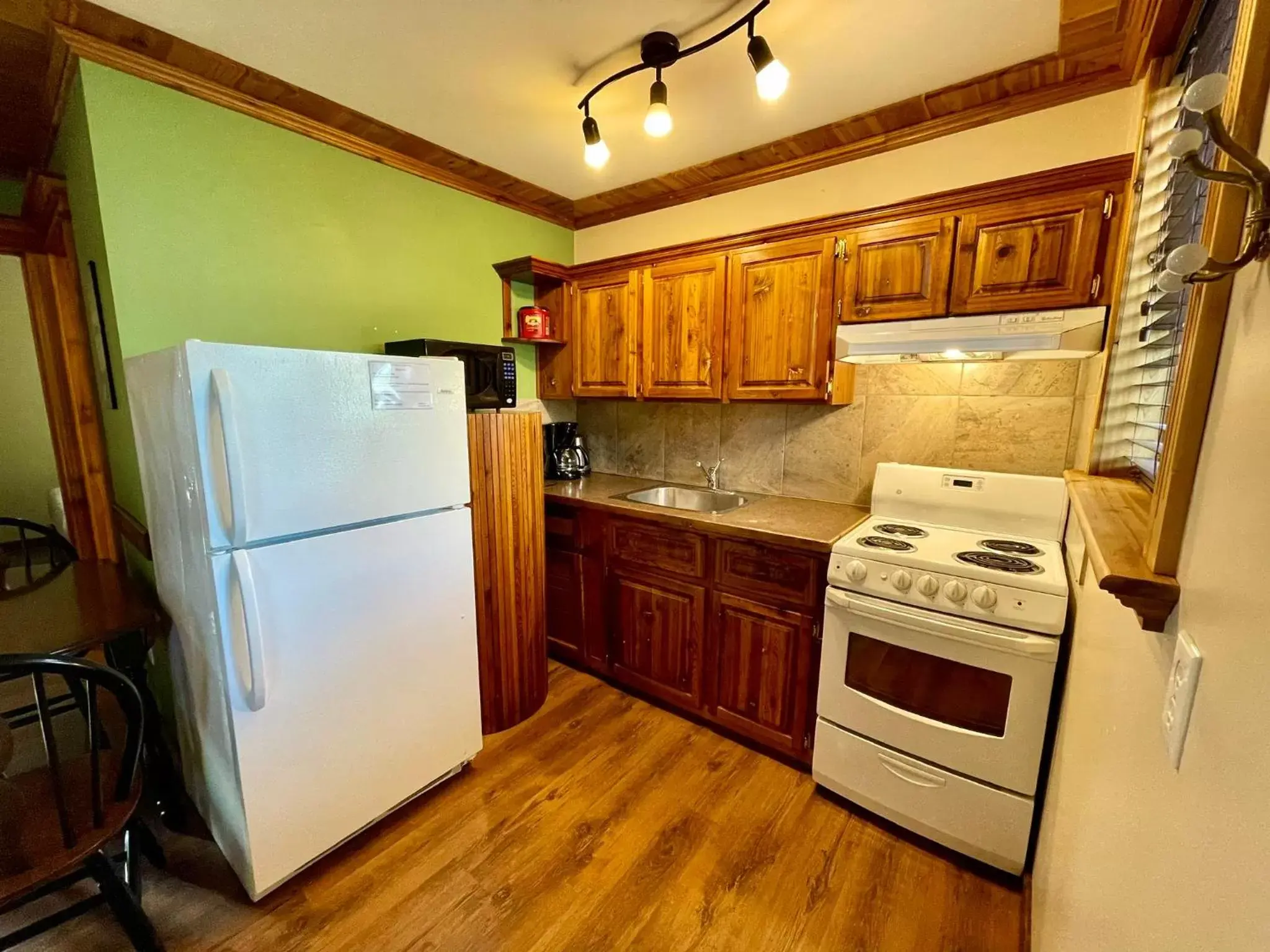 Kitchen/Kitchenette in Brookside Motel