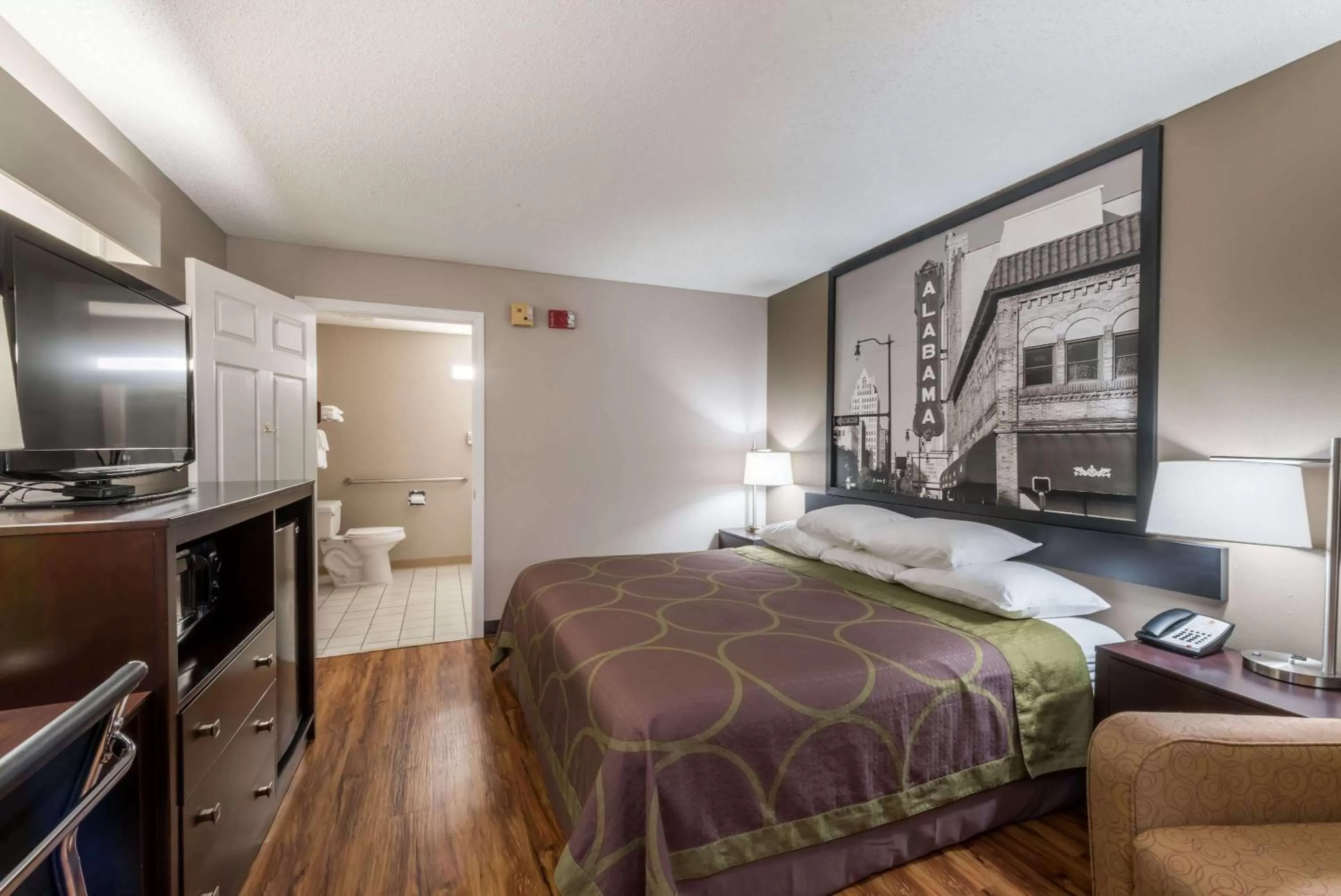 Photo of the whole room, Bed in Super 8 by Wyndham Alexander City