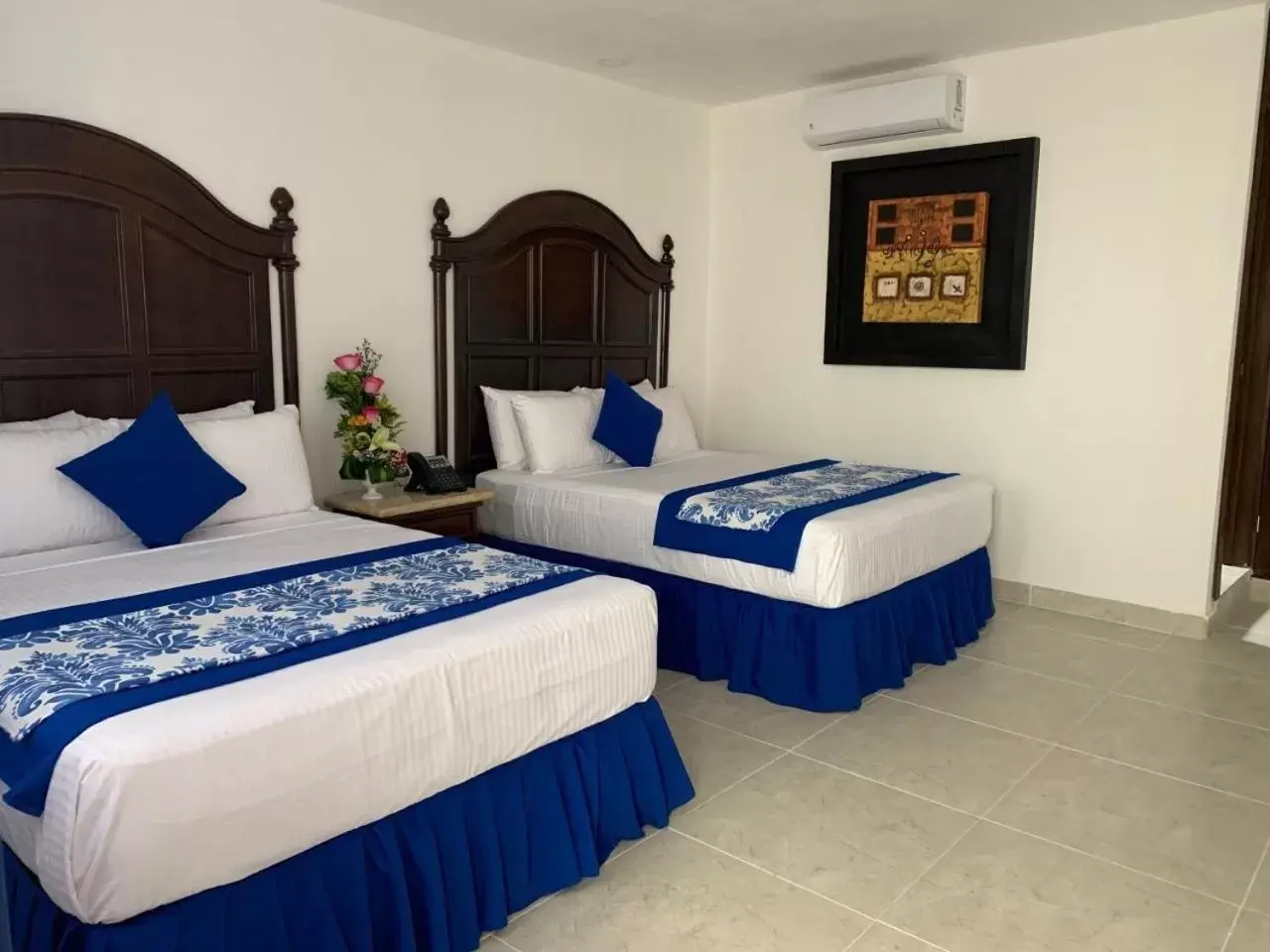 Photo of the whole room, Bed in Hotel Catedral Valladolid Yucatan