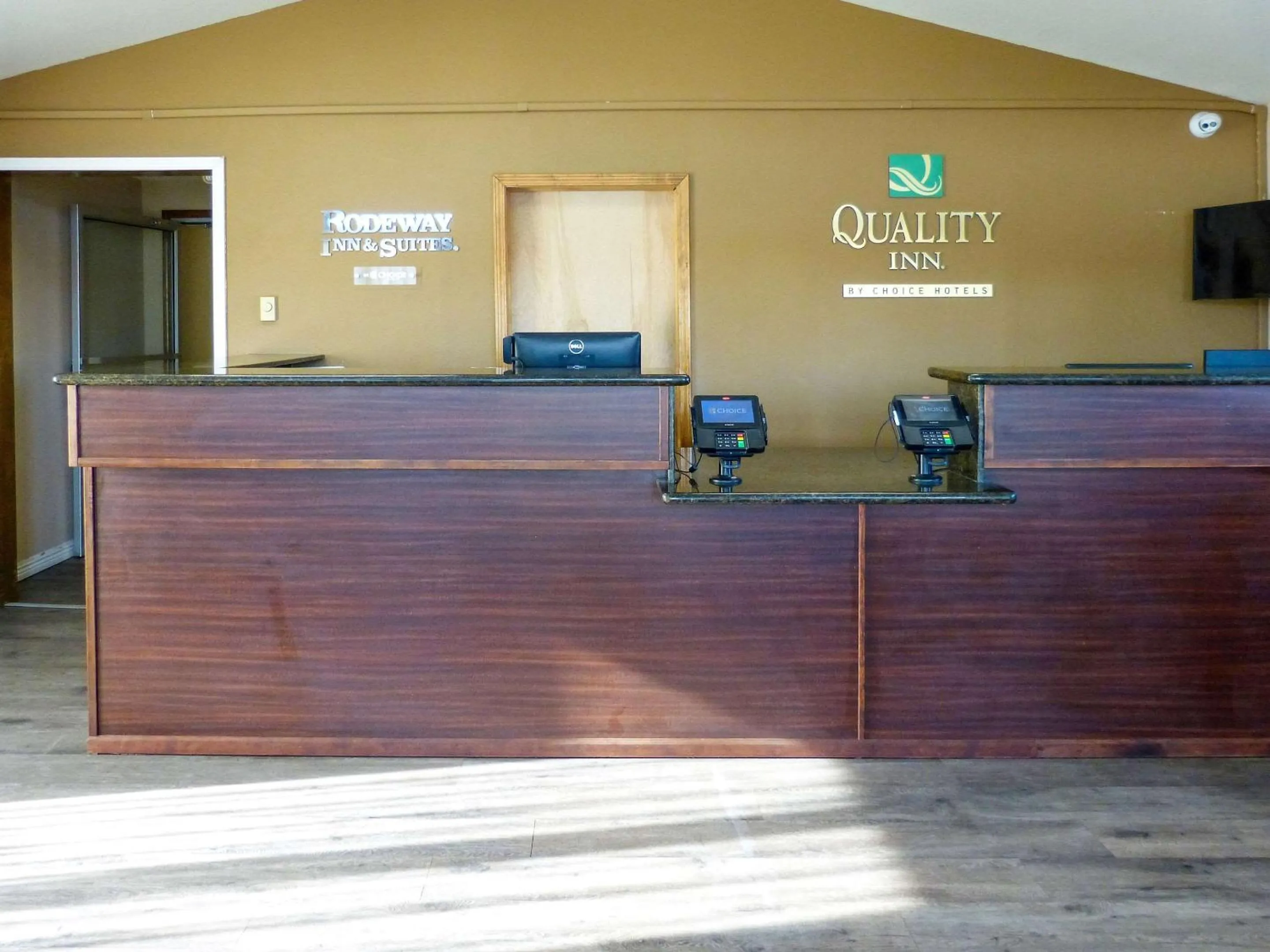 Lobby or reception in Rodeway Inn & Suites Ontario