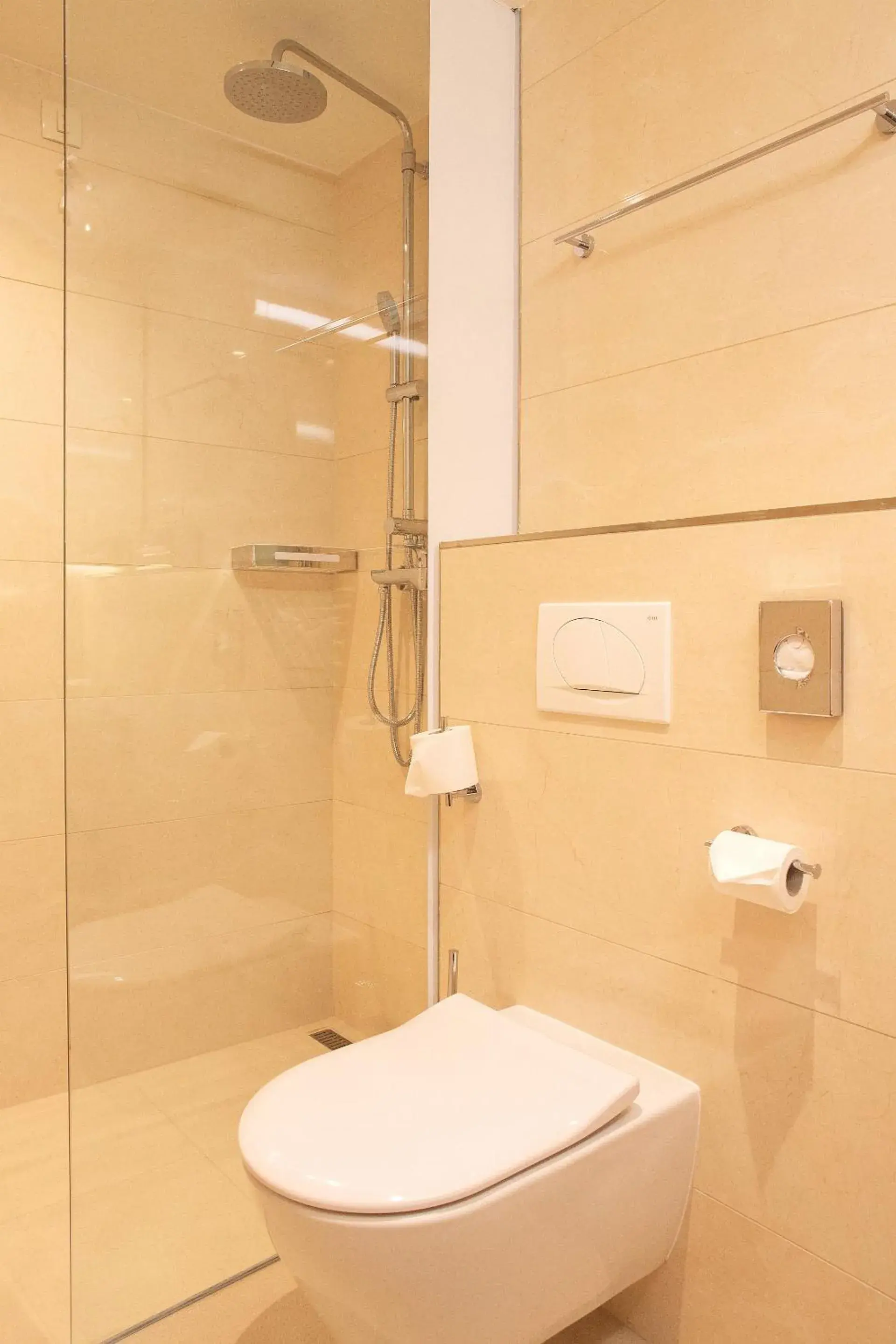 Shower, Bathroom in Grand Hotel Bernardin