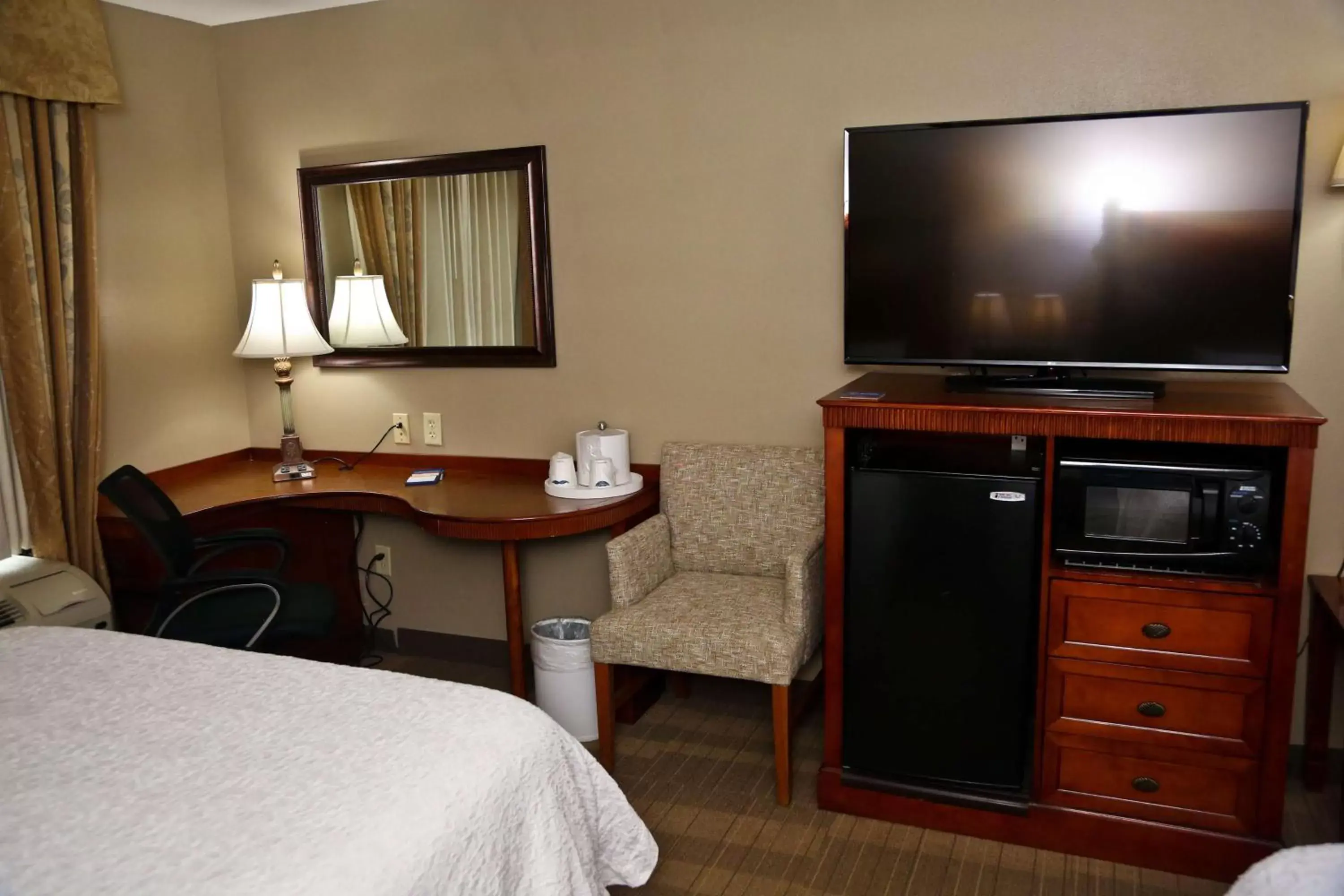 Bedroom, TV/Entertainment Center in Hampton Inn & Suites Jennings