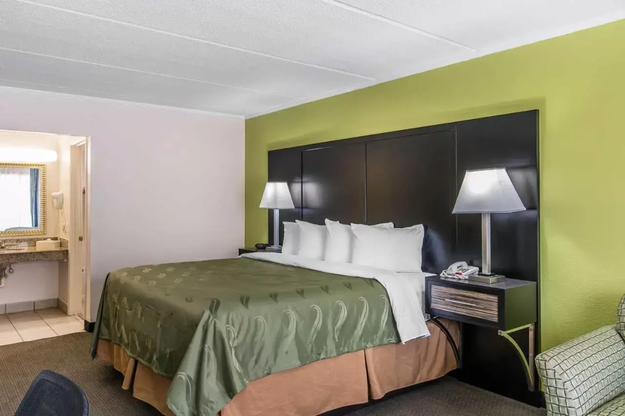 Photo of the whole room, Bed in Quality Inn Hinesville - Fort Stewart Area, Kitchenette Rooms - Pool - Guest Laundry