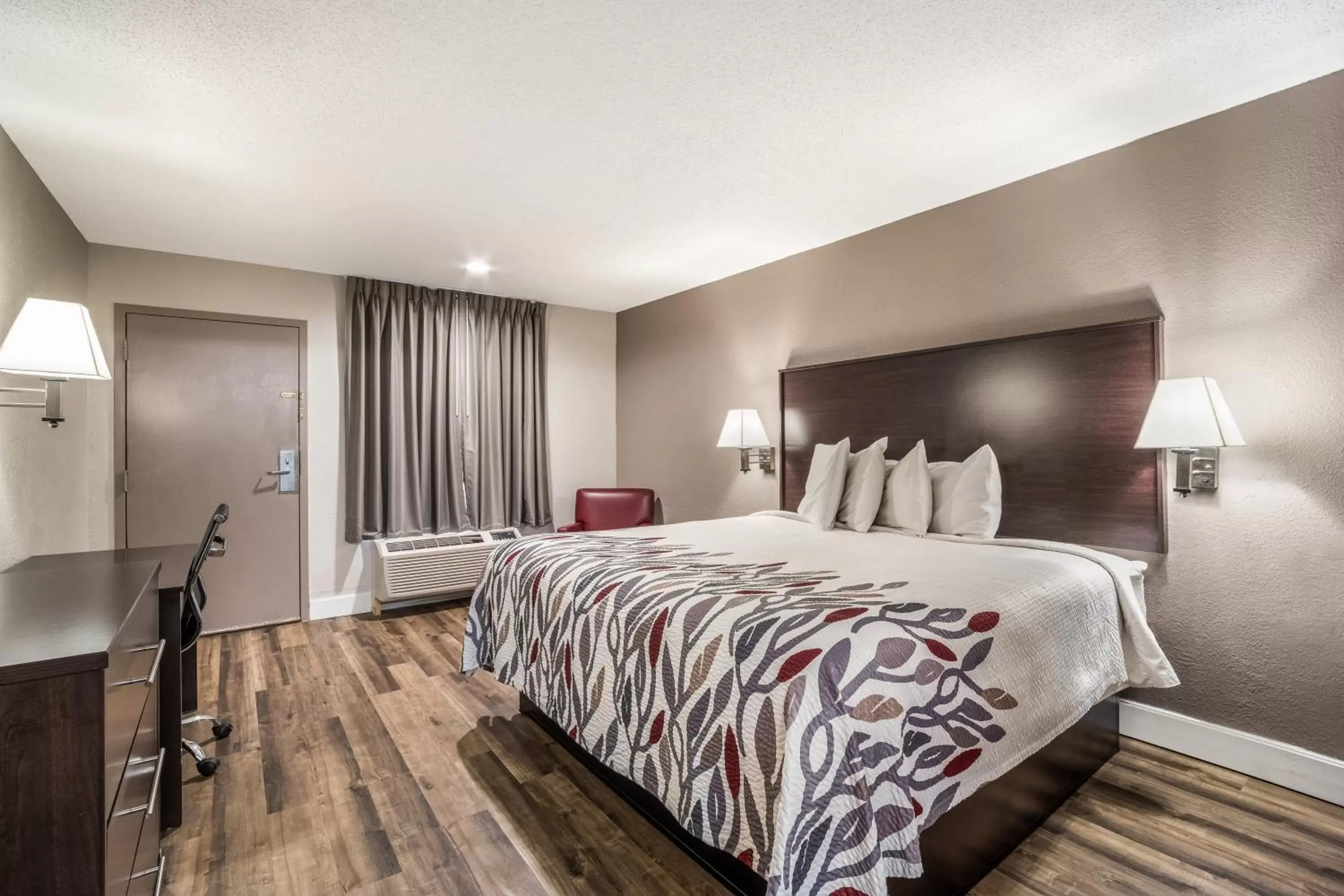 Photo of the whole room, Bed in Red Roof Inn Sumter