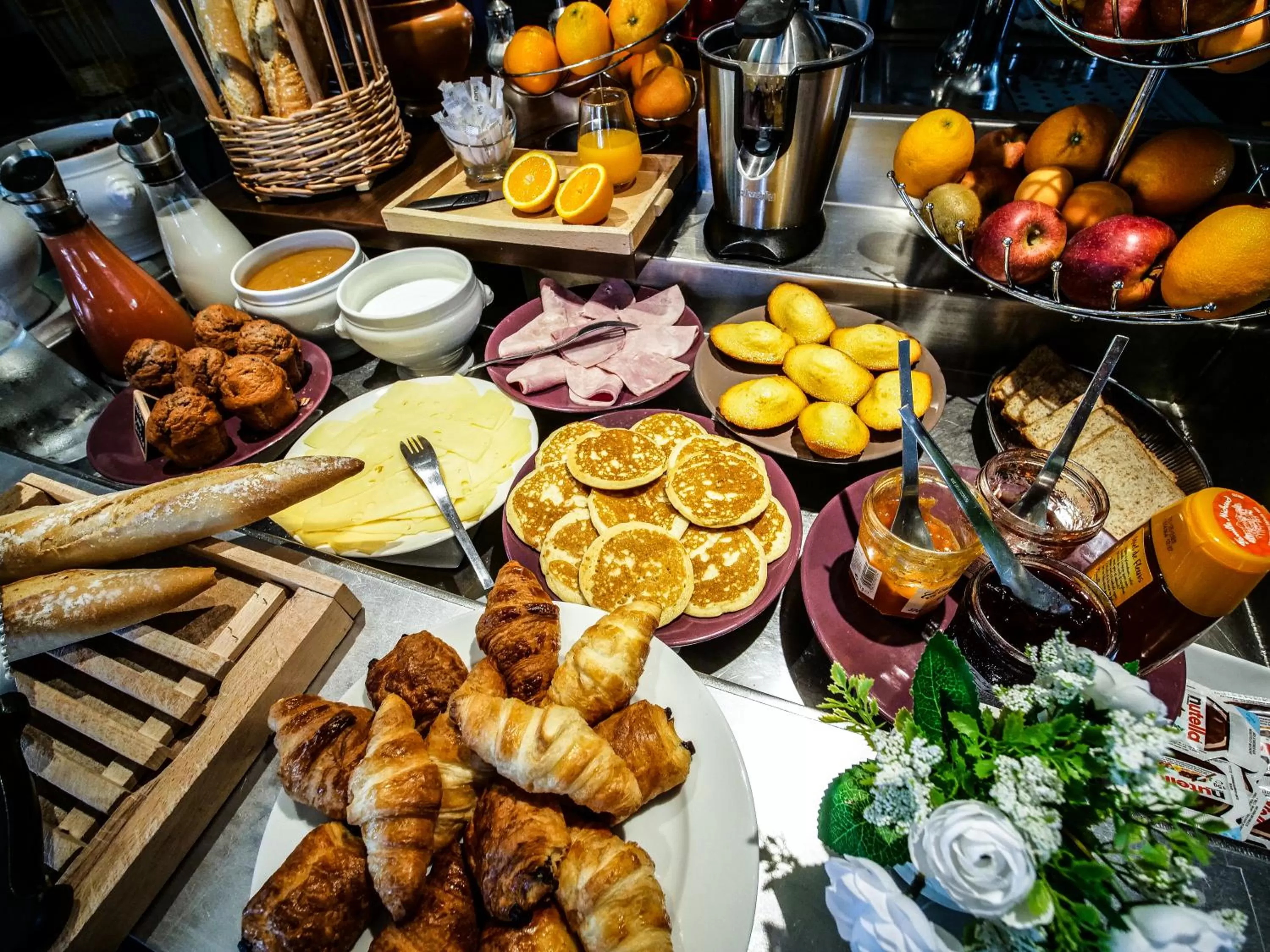 Continental breakfast in Hôtel Inn Design Resto Novo Châteaubriant