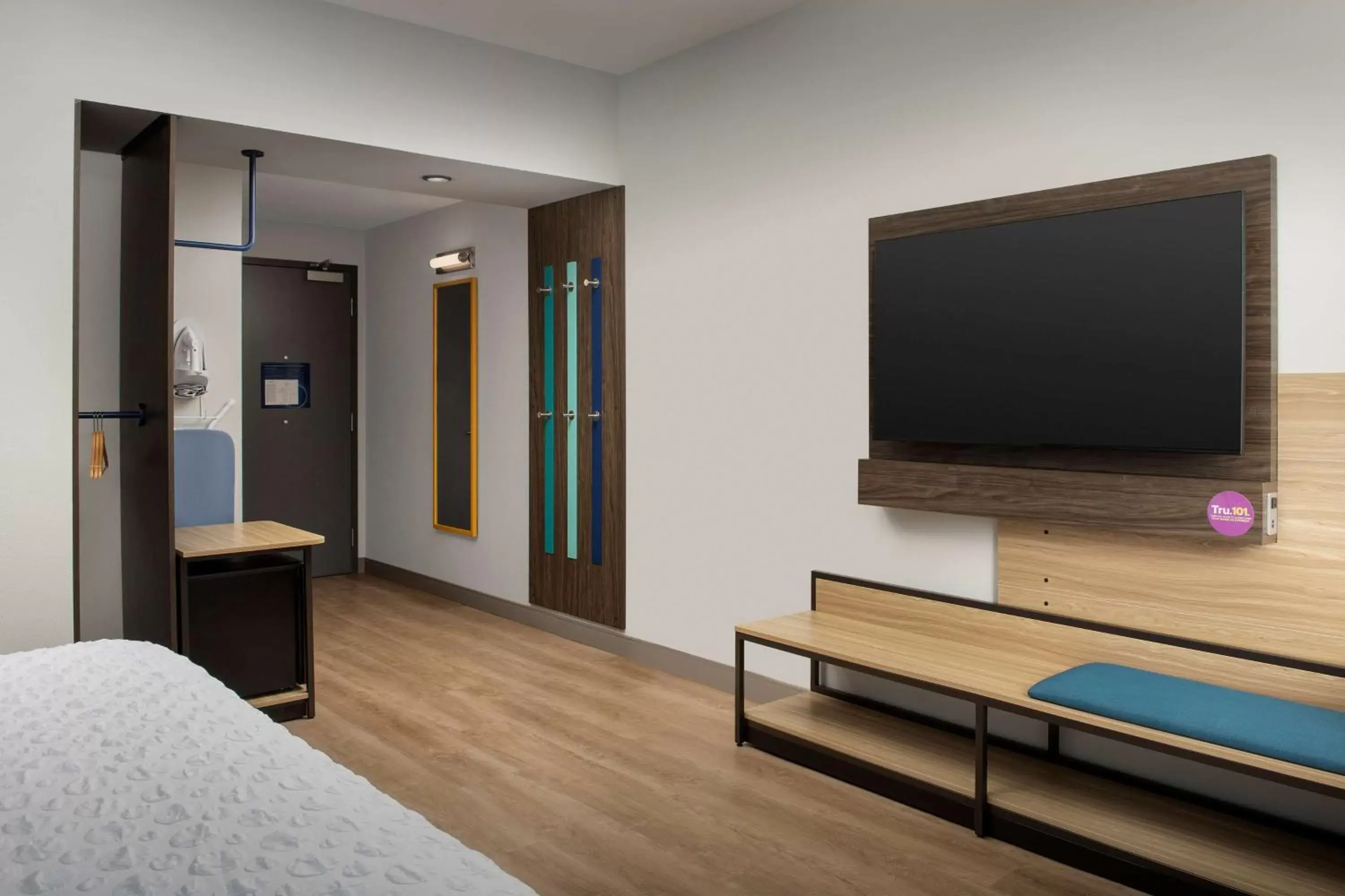 Bed, TV/Entertainment Center in Tru By Hilton Miami West Brickell