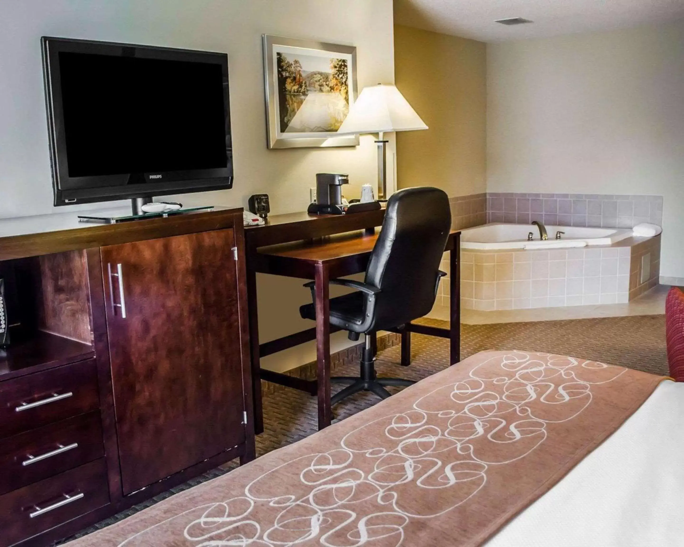Photo of the whole room, TV/Entertainment Center in Comfort Suites Hummelstown