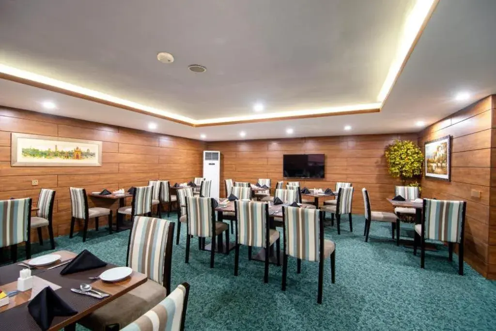 Restaurant/Places to Eat in Hotel One Gulberg