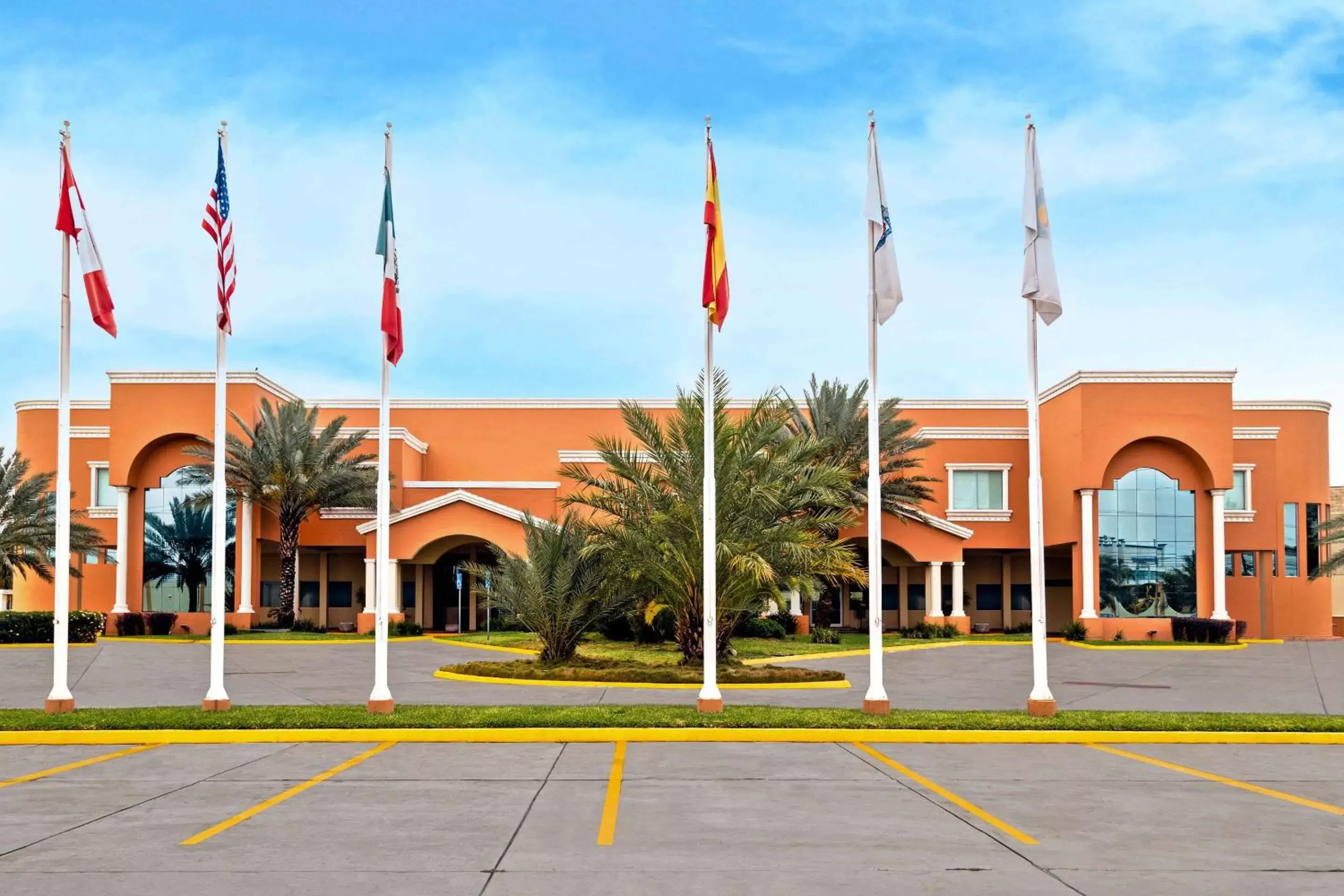 Property building in Hotel Comfort Inn Monterrey Norte