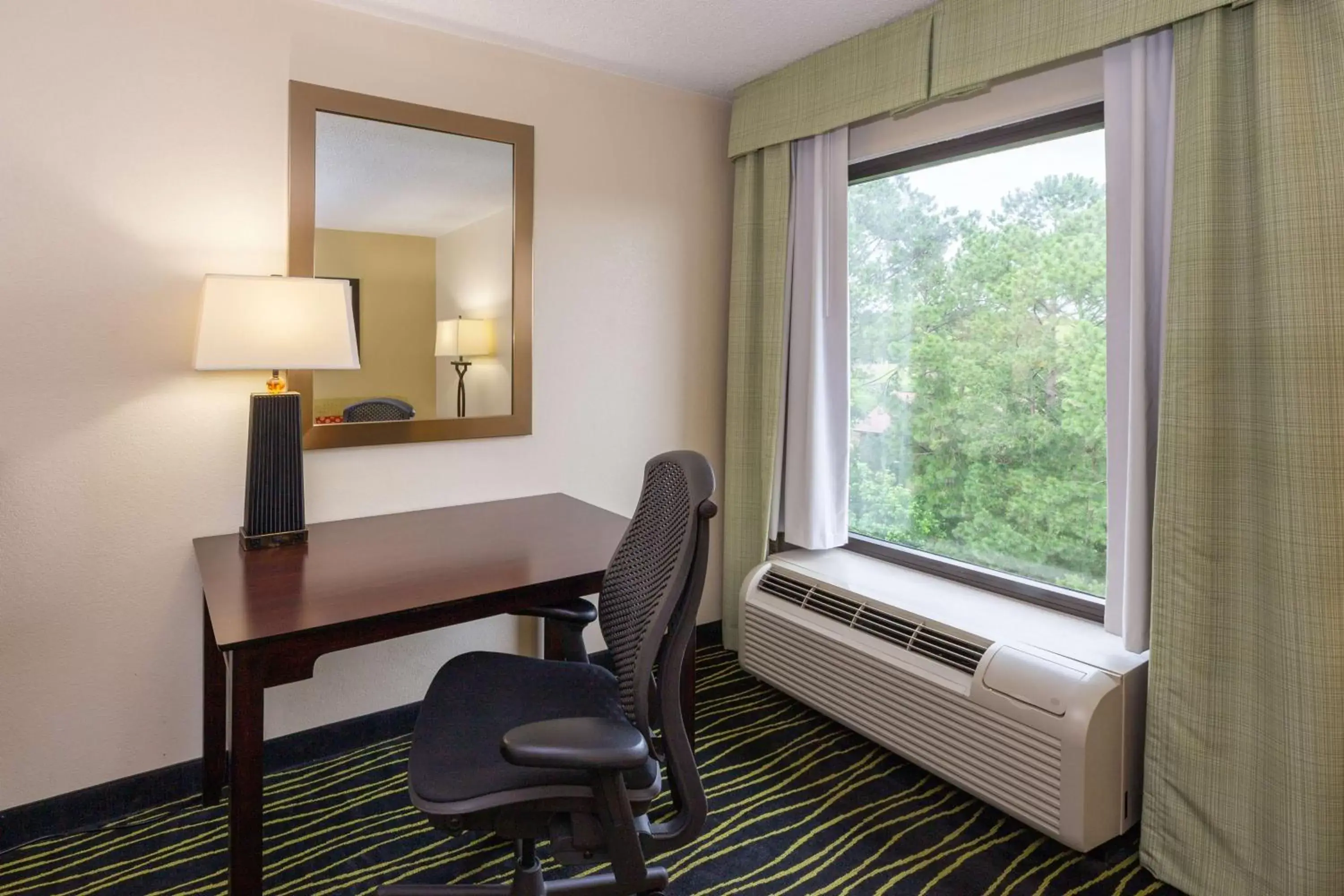 Bedroom in Hampton Inn Columbia I-26/Harbison Blvd