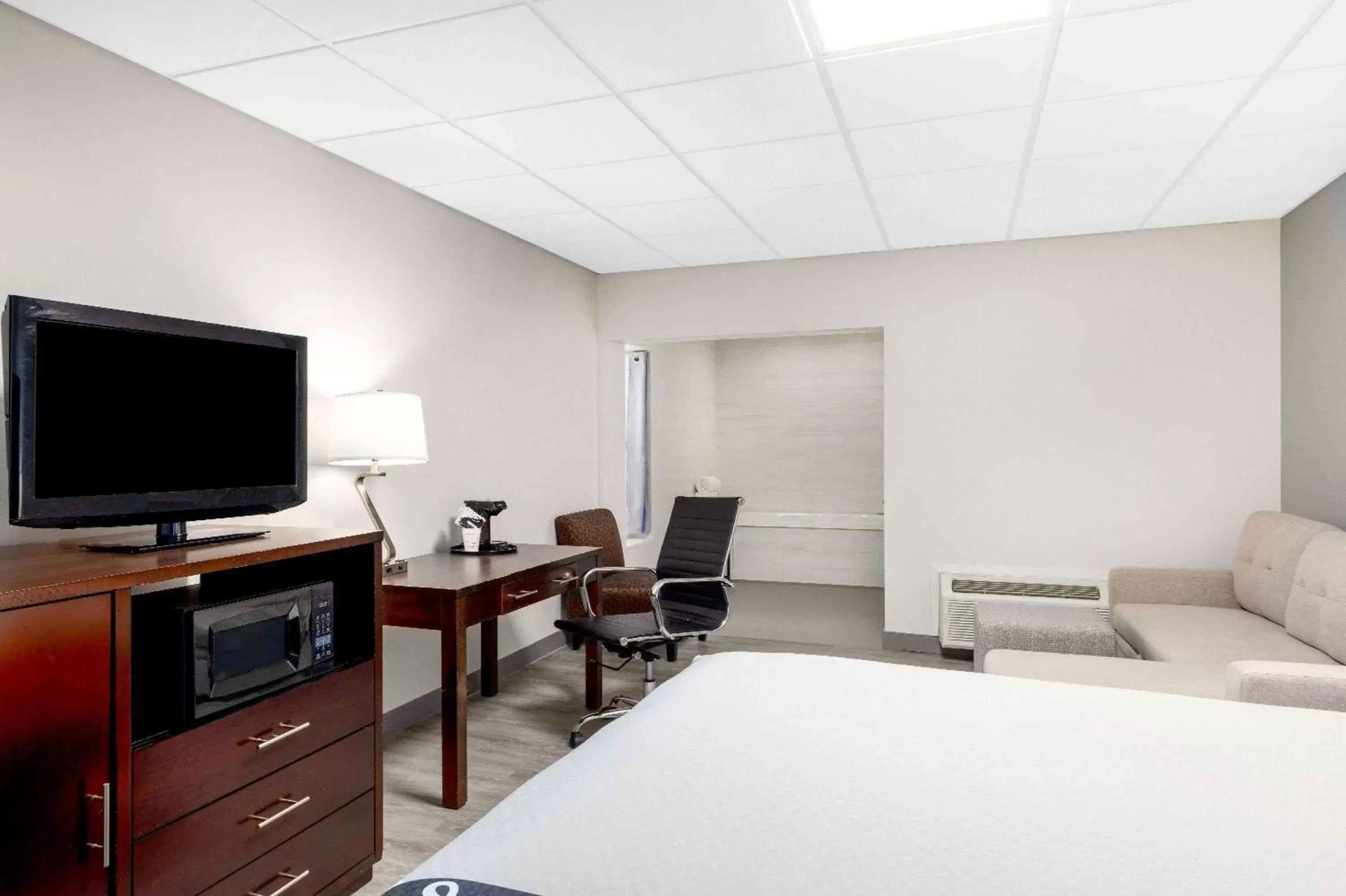 Bed, TV/Entertainment Center in La Quinta Inn by Wyndham Lynnwood