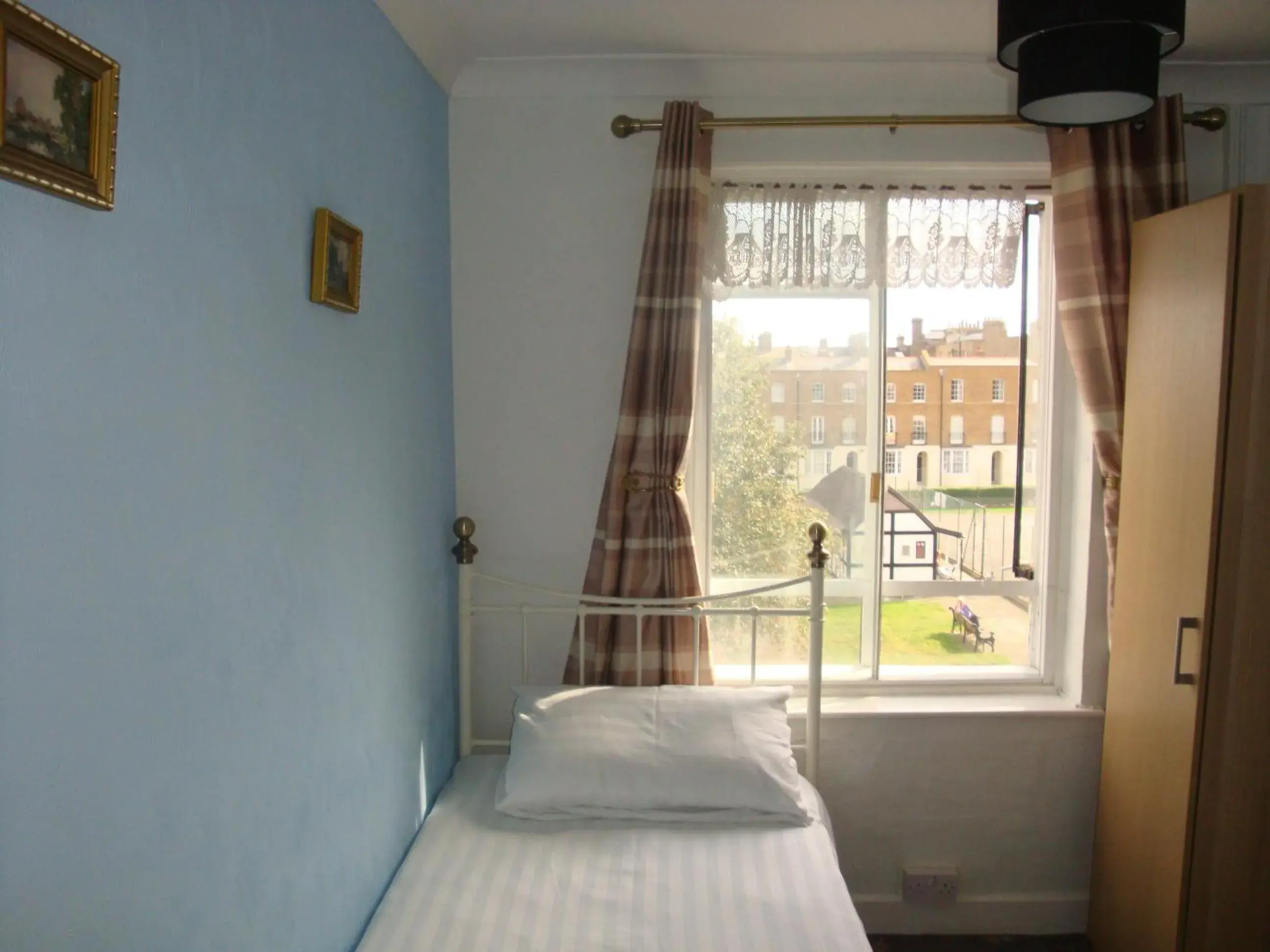 Bedroom, Bed in Spencer Court