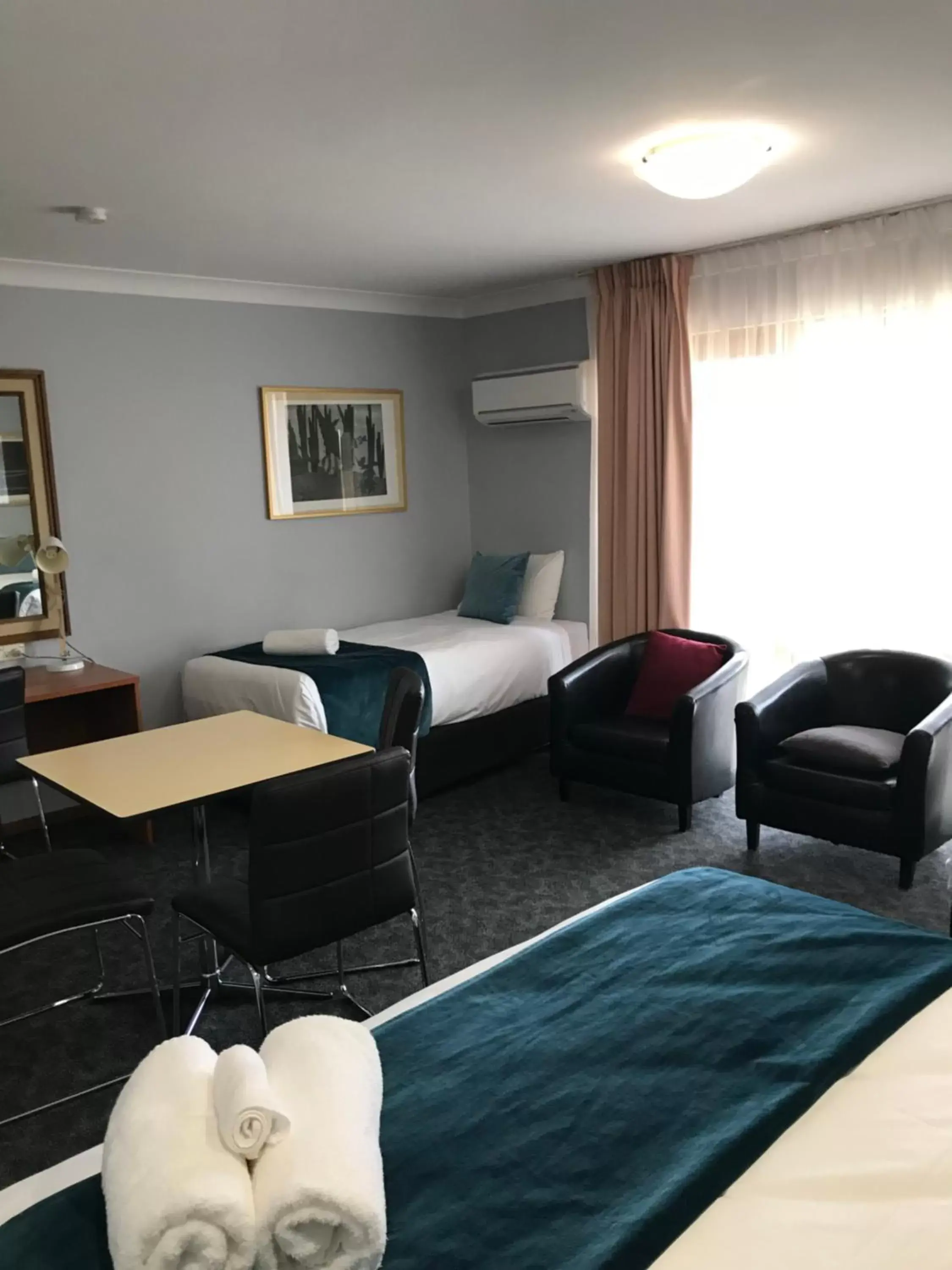 Bedroom, Seating Area in Town & Country Motor Inn