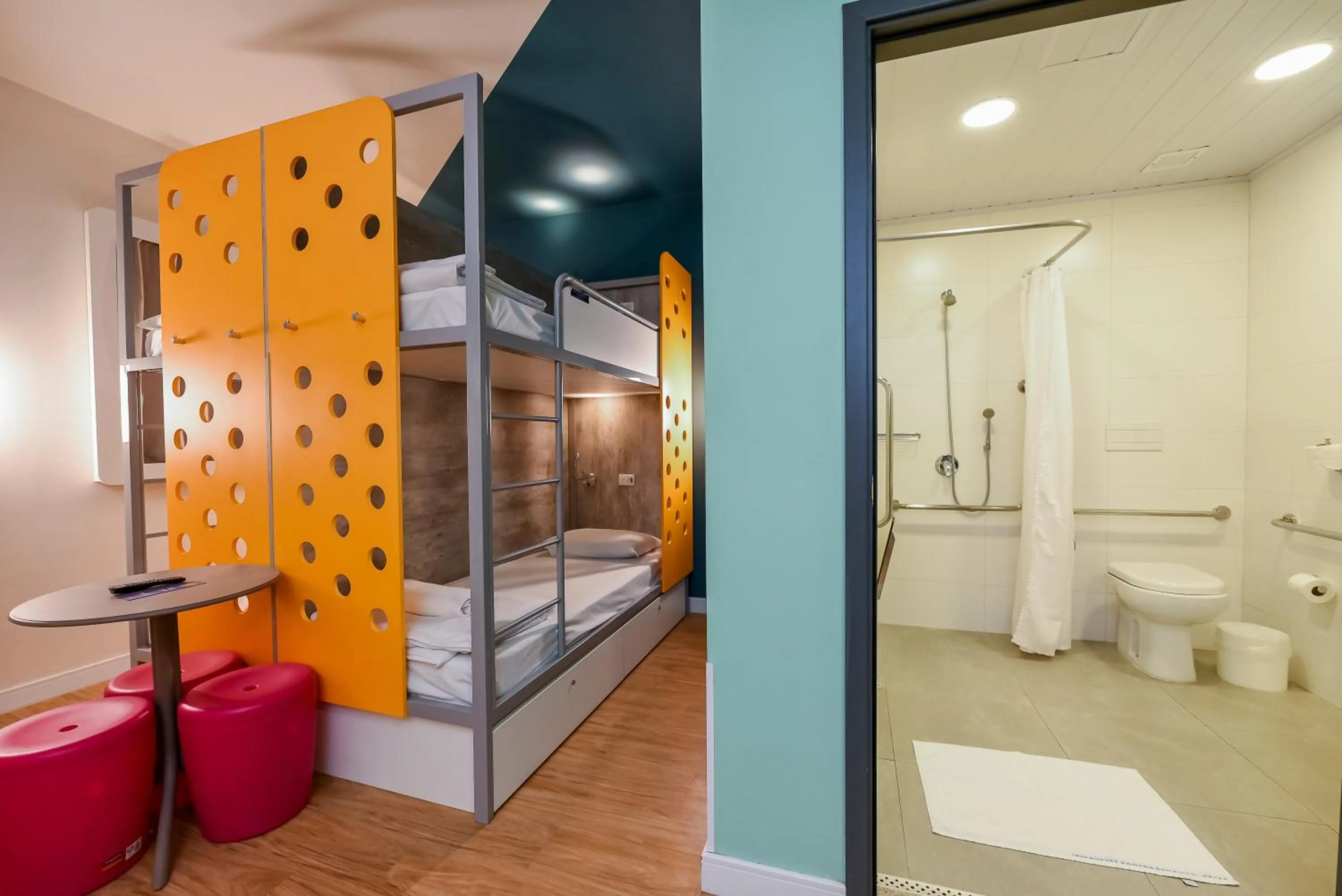 Shower in ibis budget Santos Gonzaga