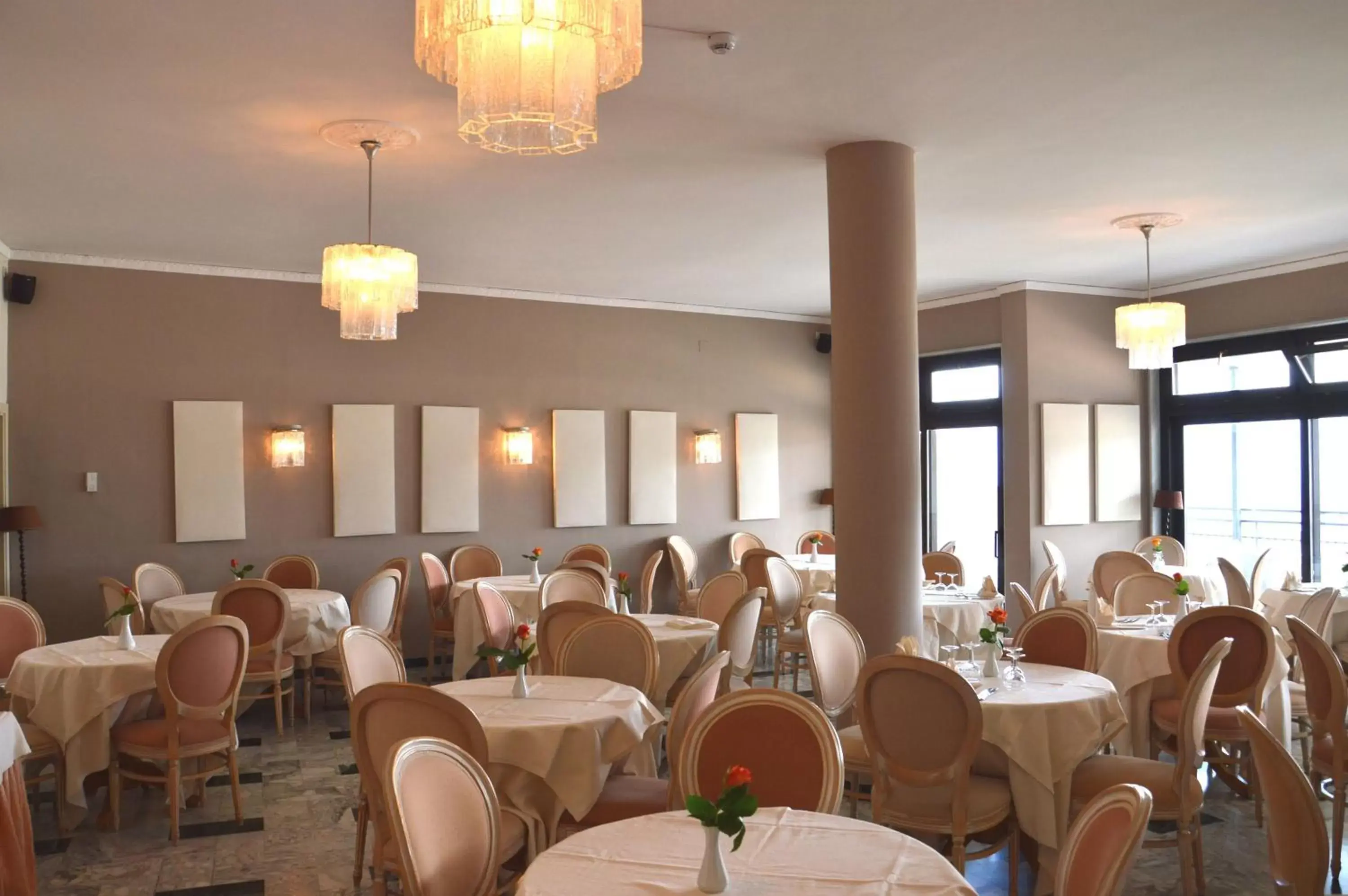 Restaurant/Places to Eat in Hotel Cristina