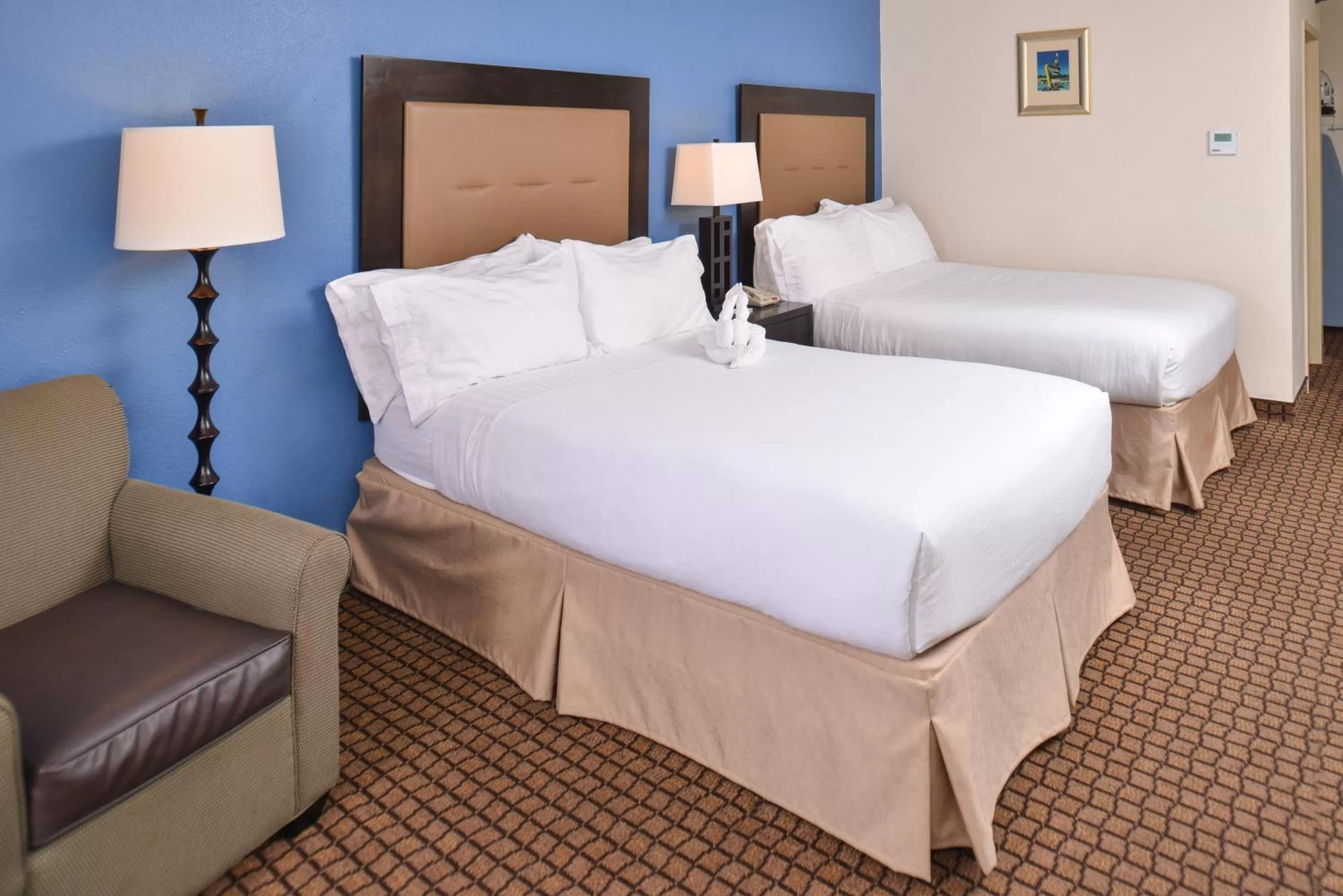 Photo of the whole room, Bed in Ramada Plaza by Wyndham Sheridan Hotel & Convention Center