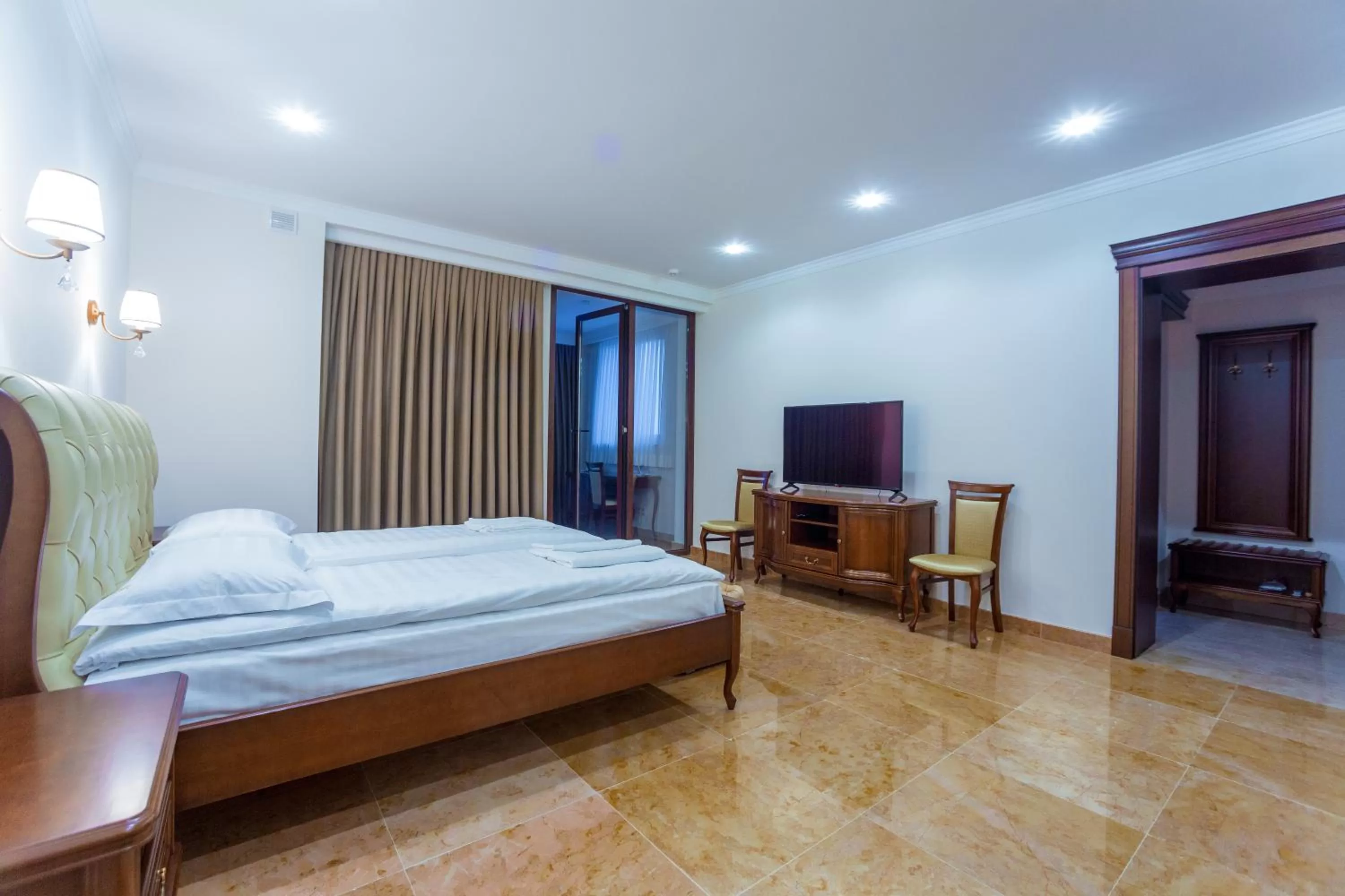 TV and multimedia, Bed in Ambassador Hotel