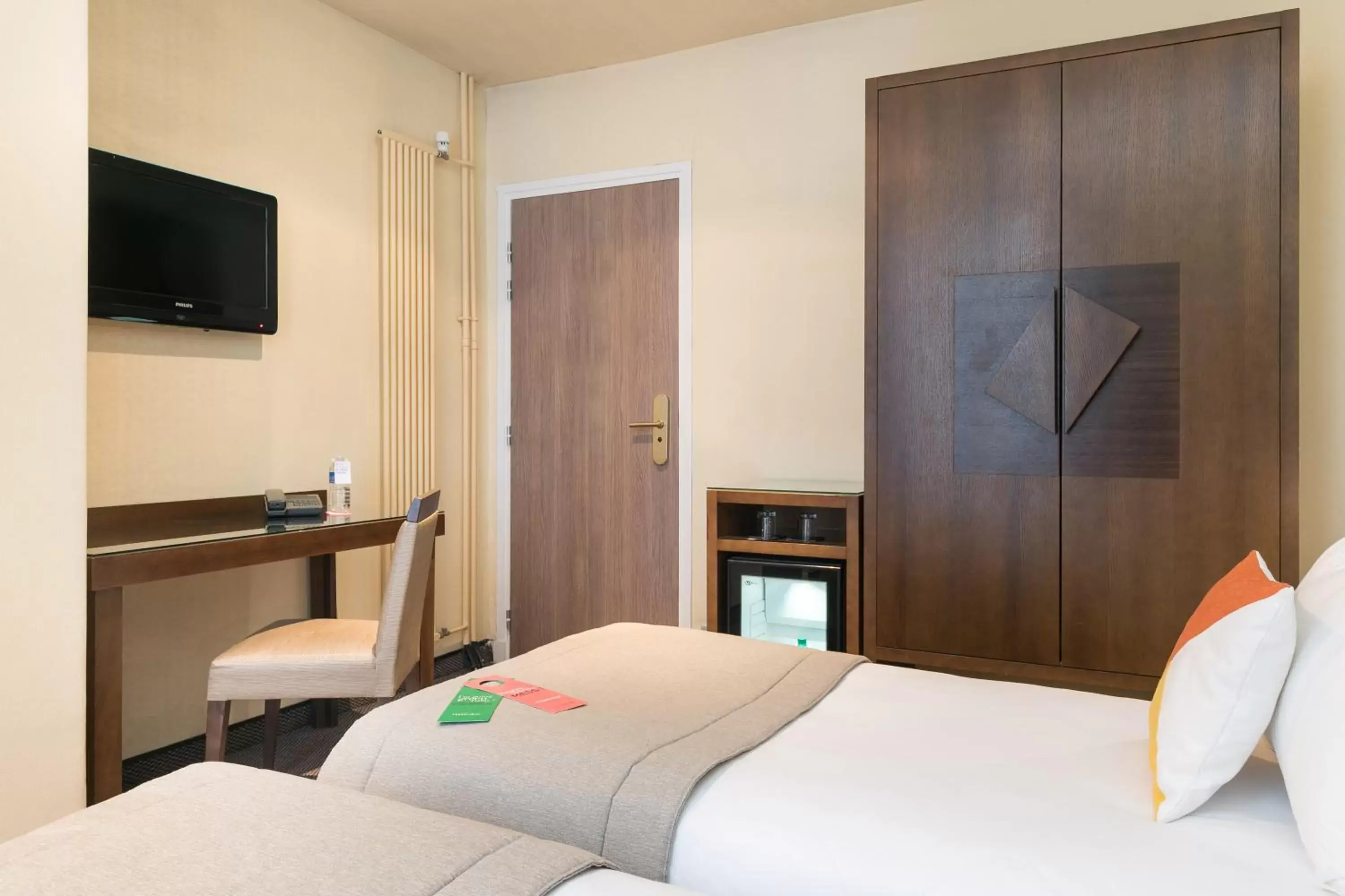 Superior Twin Room in Hôtel Le Cardinal Superior Twin Room in Hôtel Le Cardinal