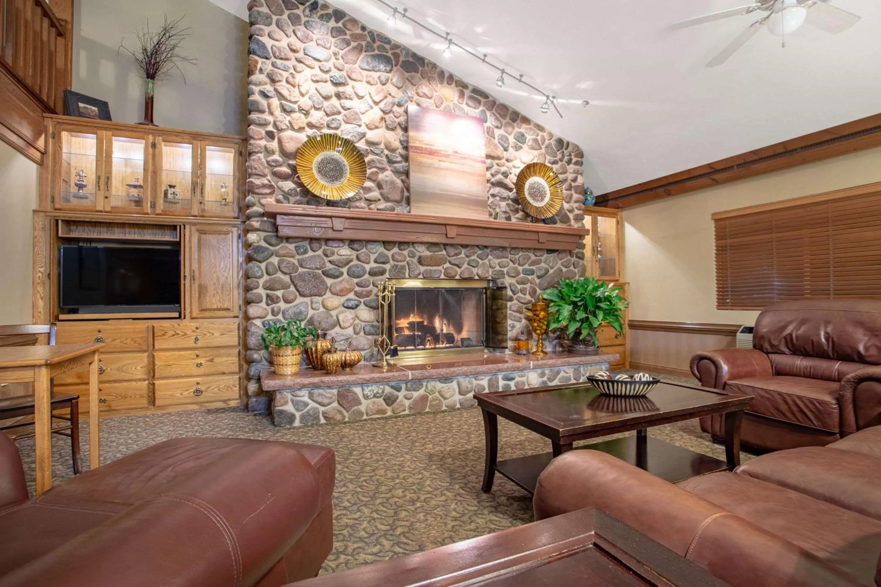 Lobby or reception in AmericInn by Wyndham Green Bay West