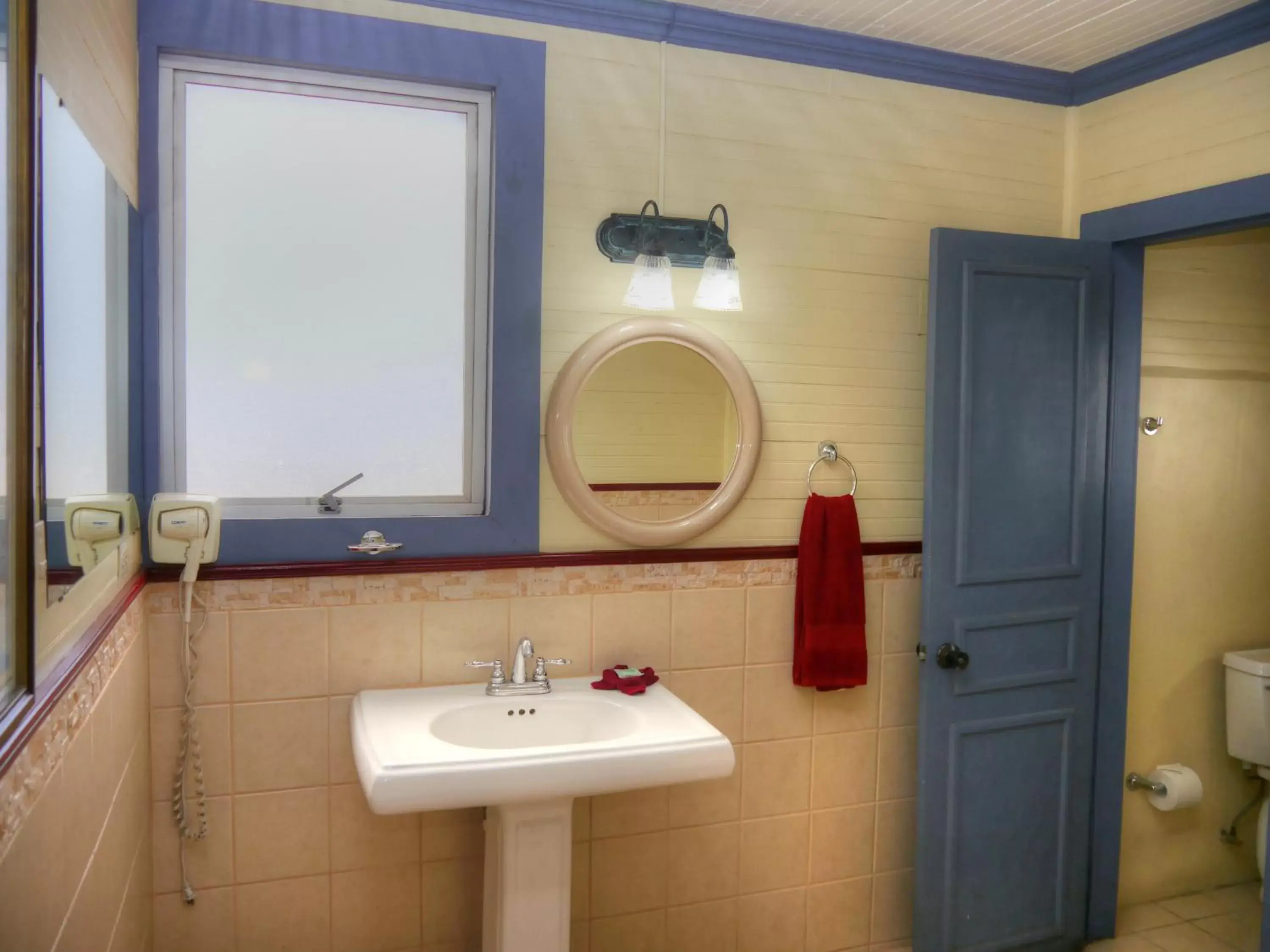 Bathroom in Hotel Santo Tomas / Historical Property