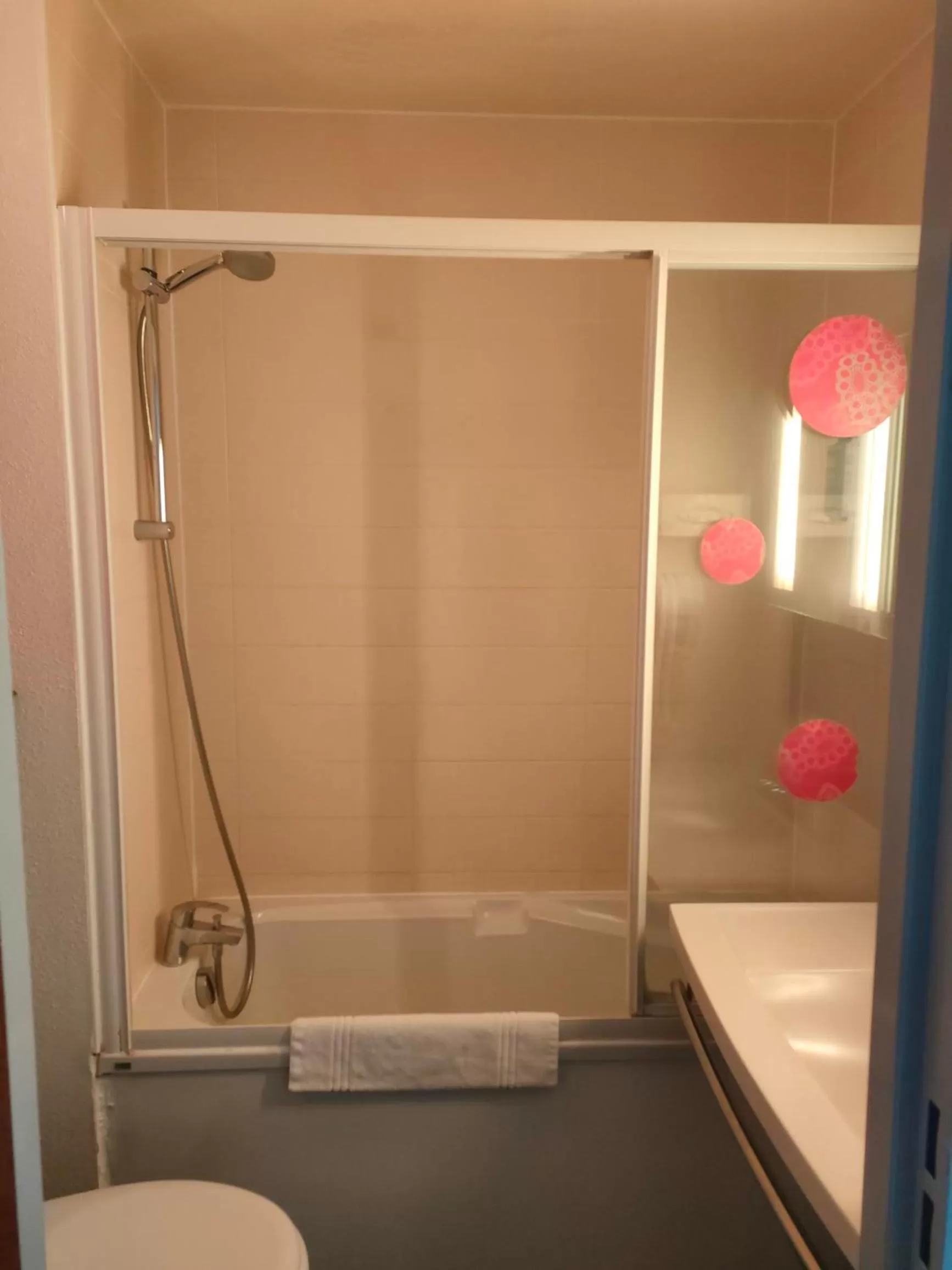 Bathroom in ibis Styles Bethune Bruay la Buissière