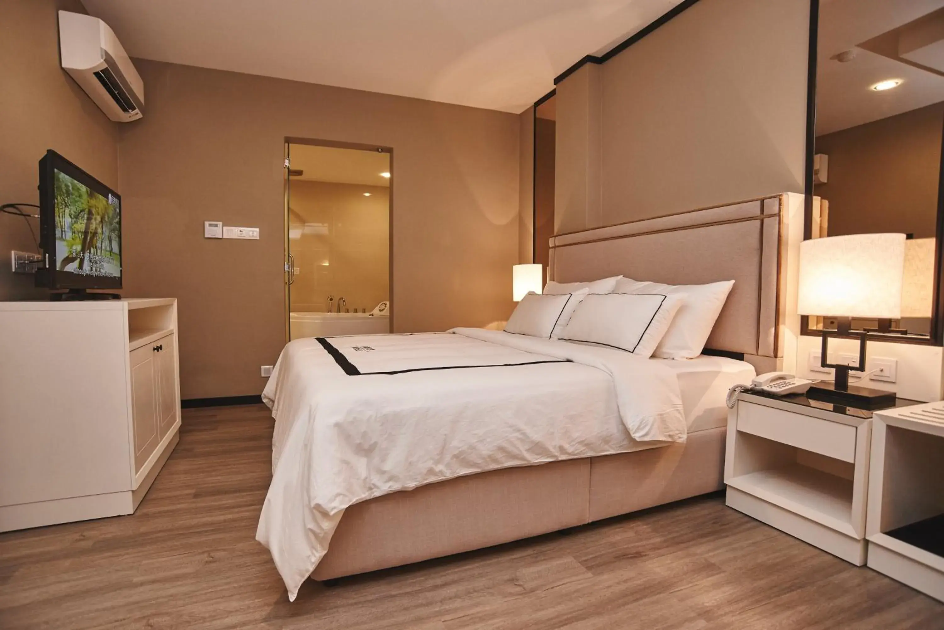 Bedroom, Bed in Corsica Hotel