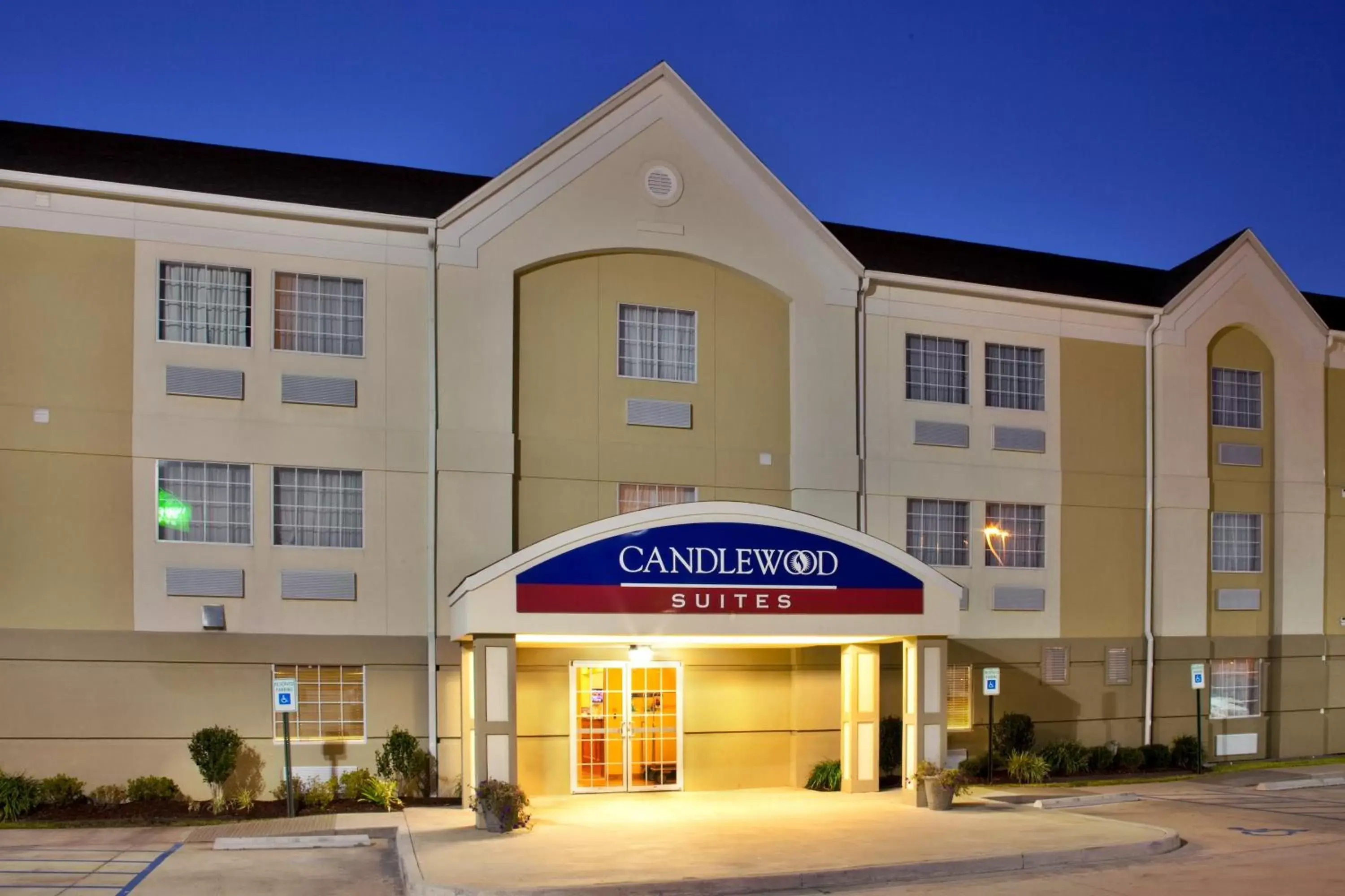 Property Building in Candlewood Suites Lake Charles-Sulphur, an IHG Hotel