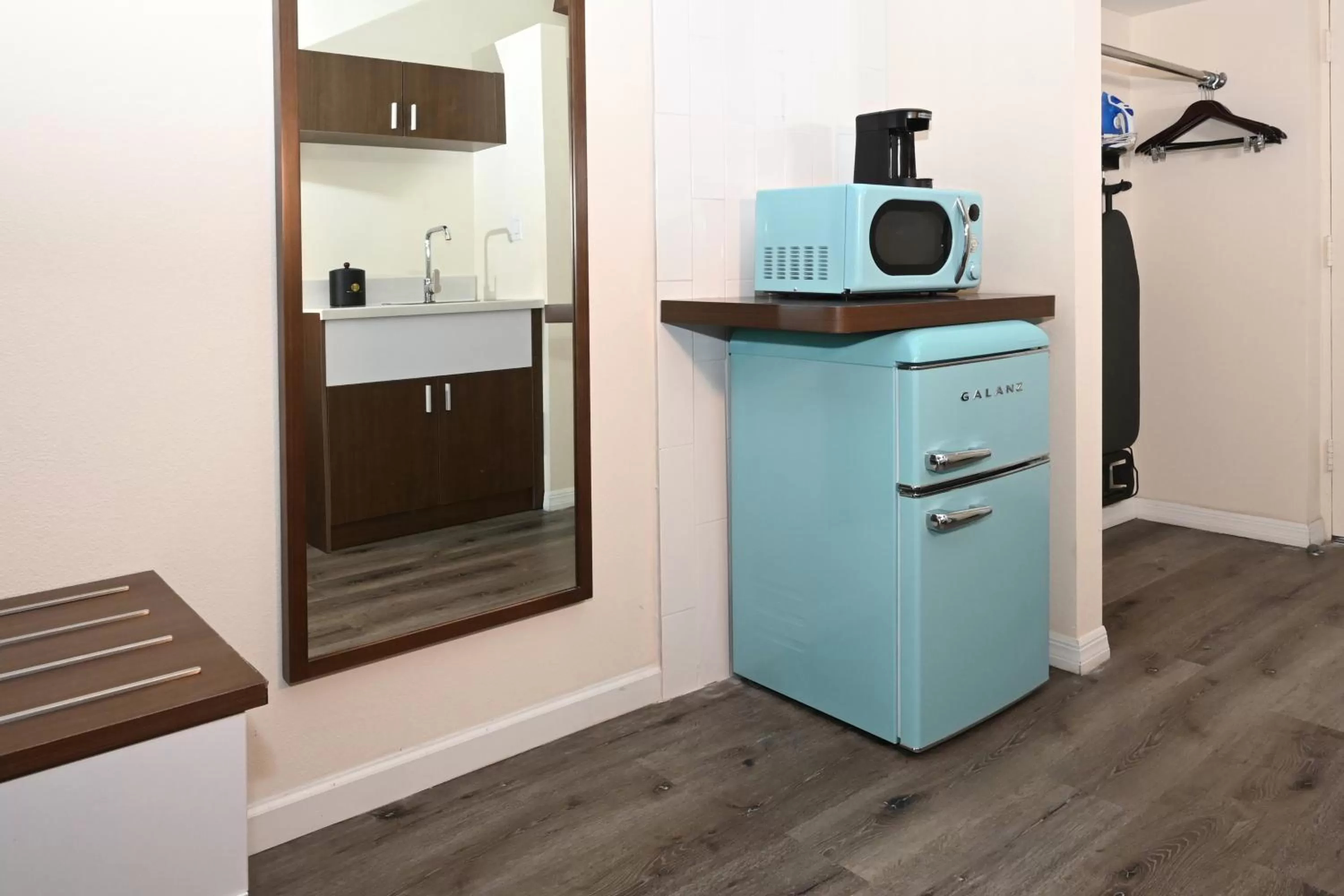 Coffee/tea facilities, Kitchen/Kitchenette in Golden Host Resort Sarasota