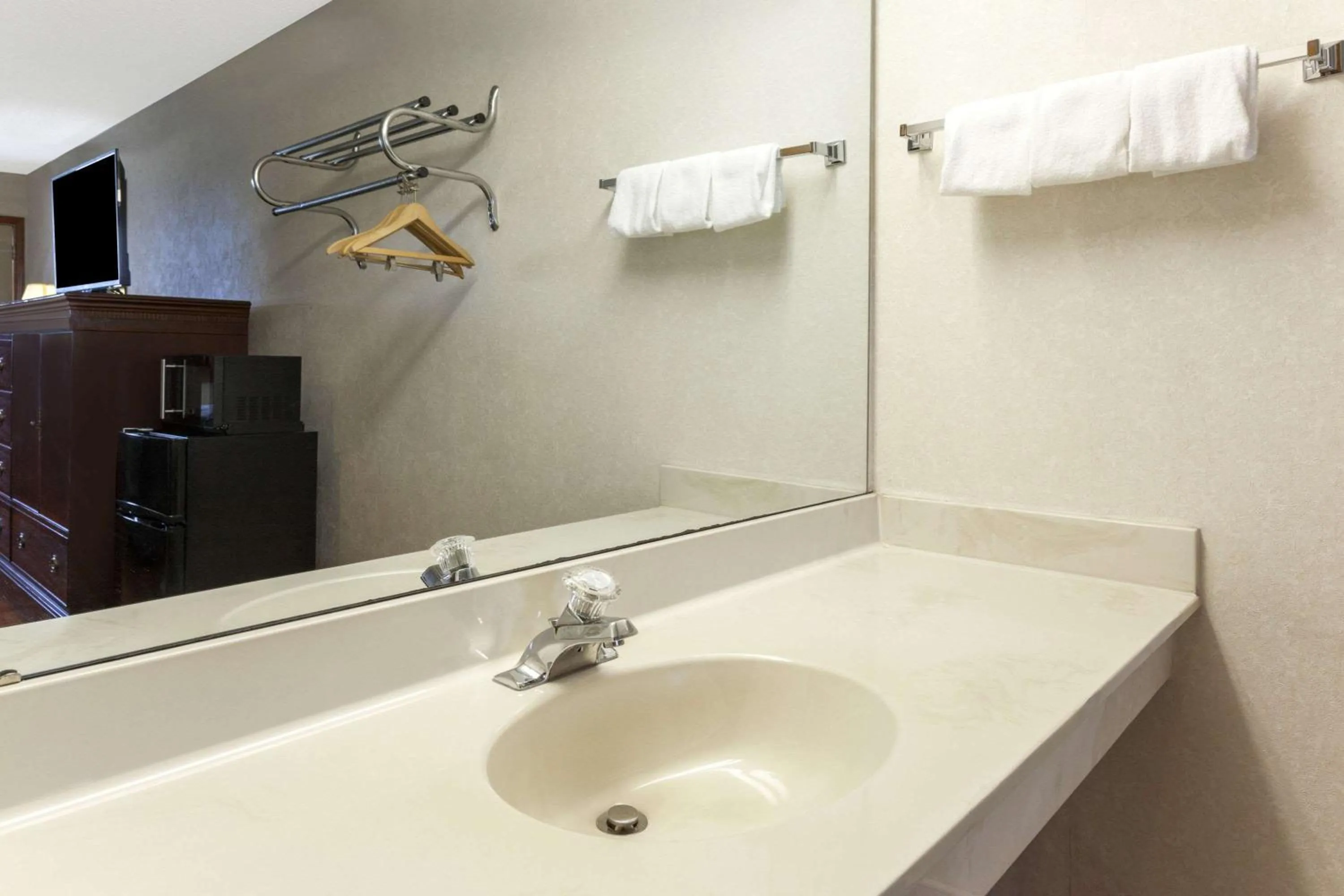 Bathroom in Days Inn by Wyndham Maumee/Toledo